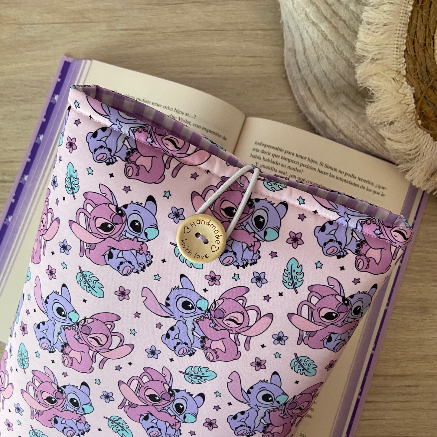 Funda literaria Stitch y Angel enamorados