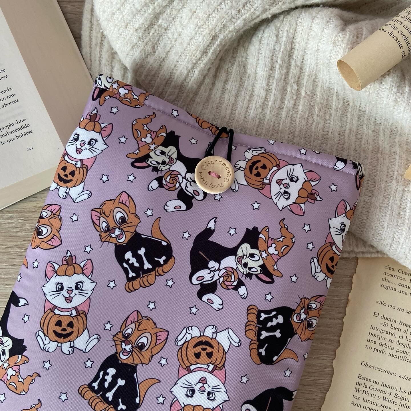 Funda literaria Aristogatos en Halloween