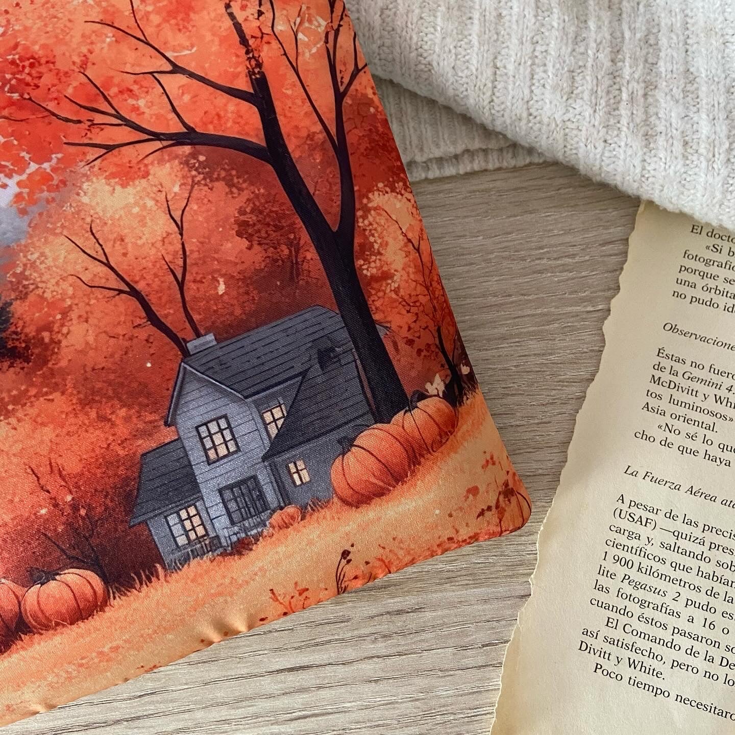 Funda literaria pueblo otoñal