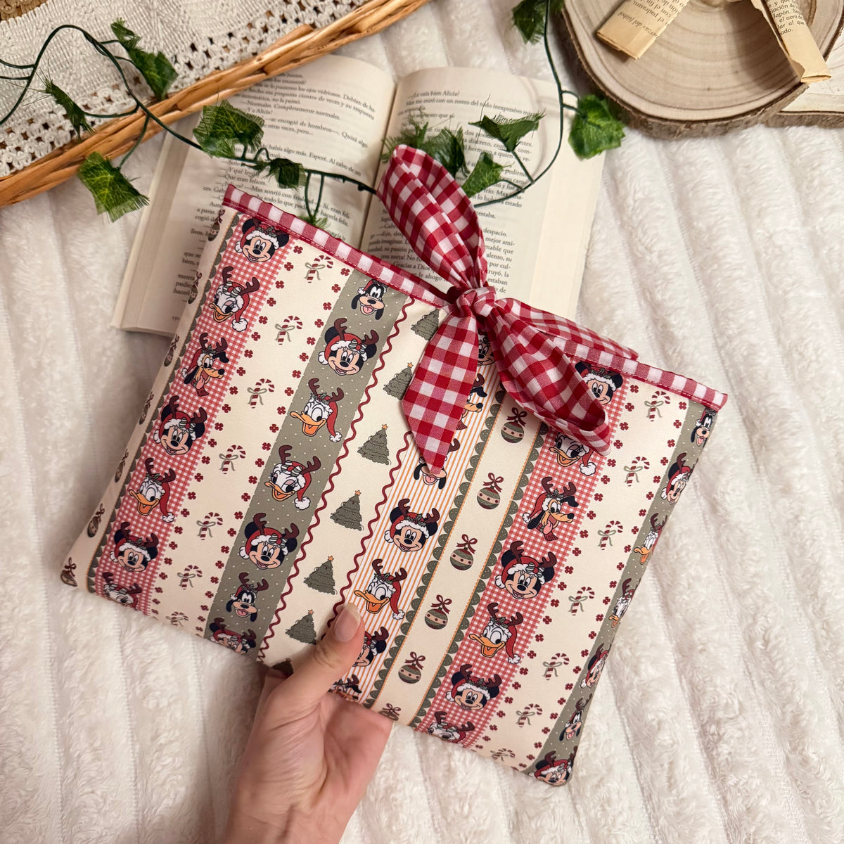 Funda literaria amigos Disney en Navidad con lazo
