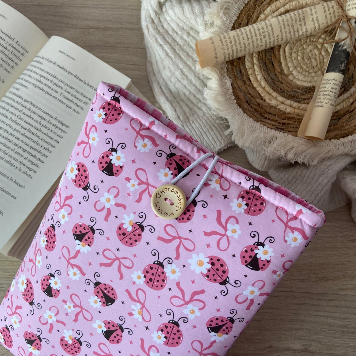 Funda literaria mariquitas en rosa