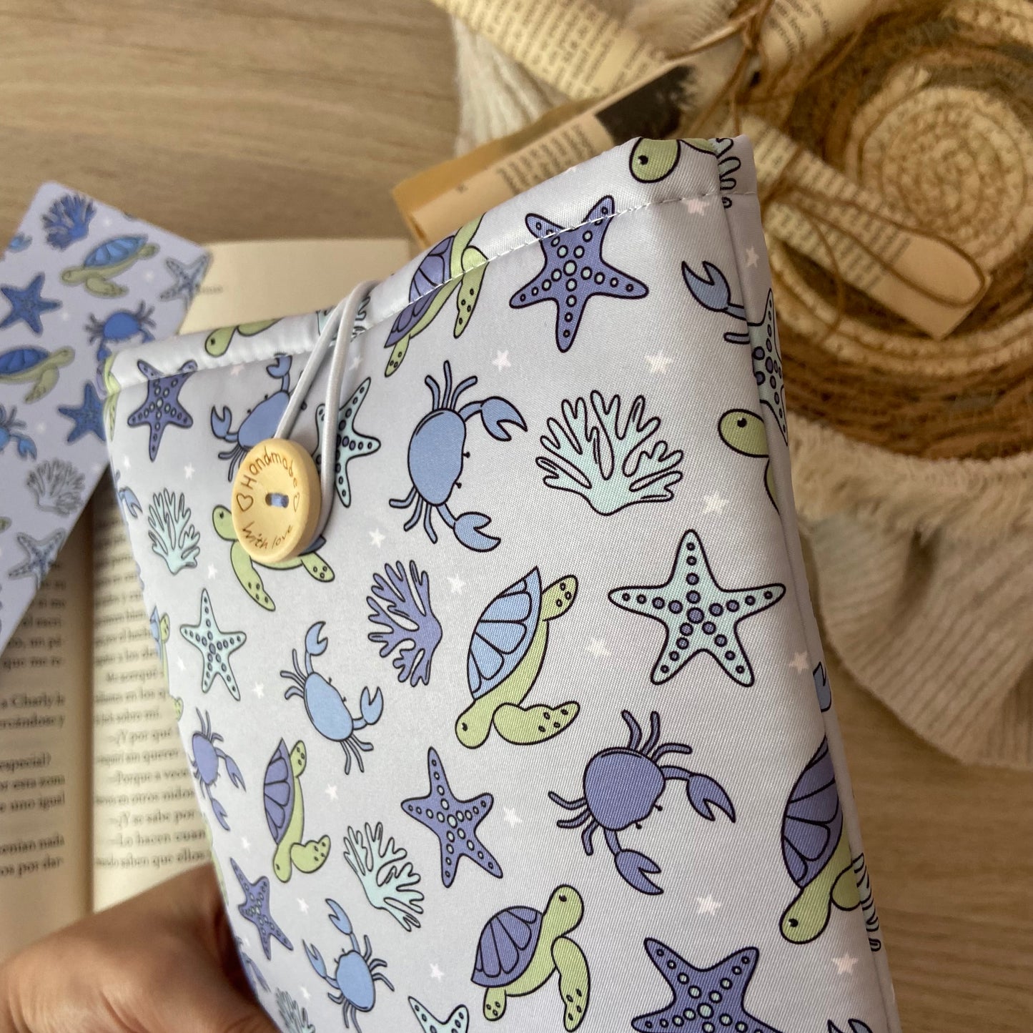 Funda literaria en el mar