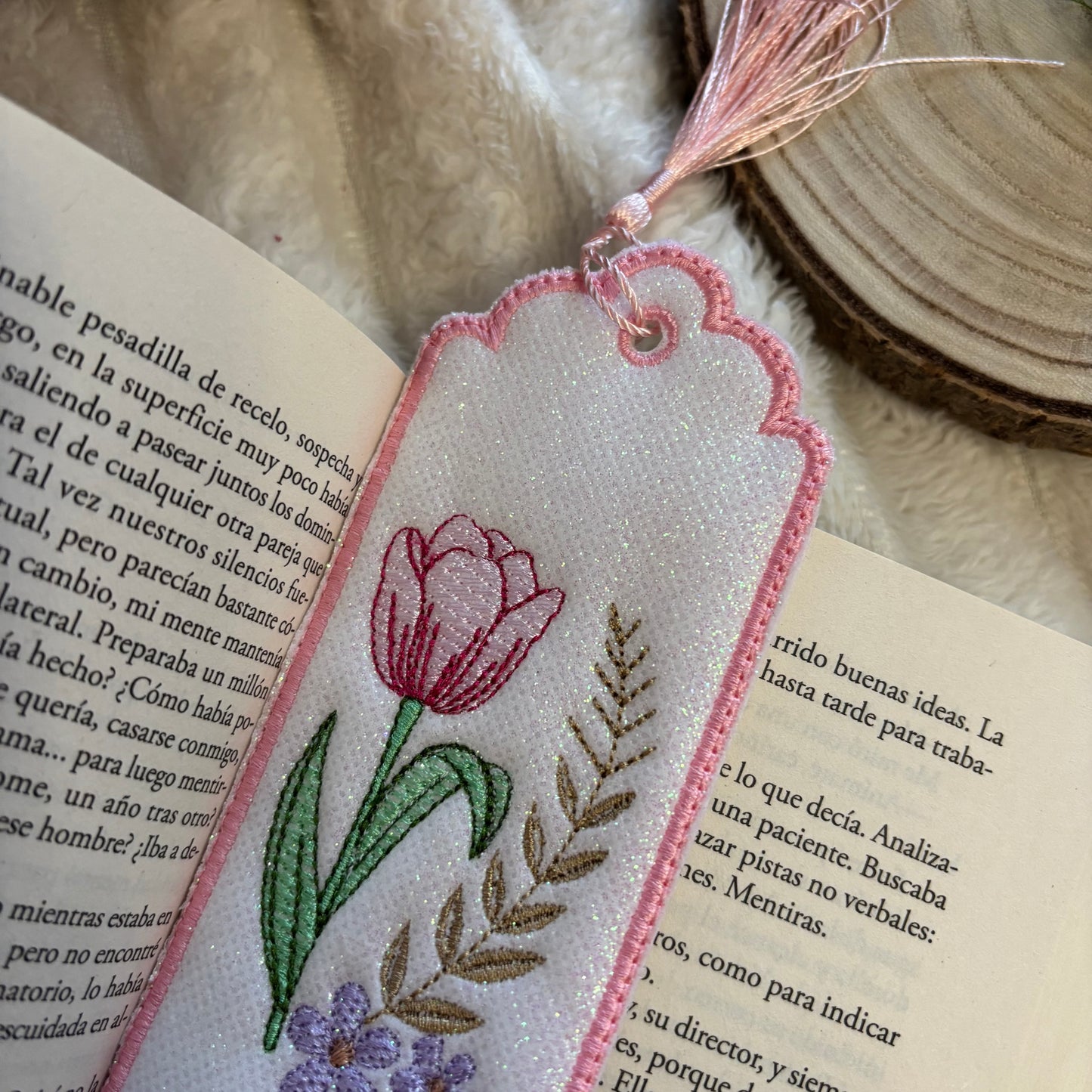 Marcapáginas bordado tulipán