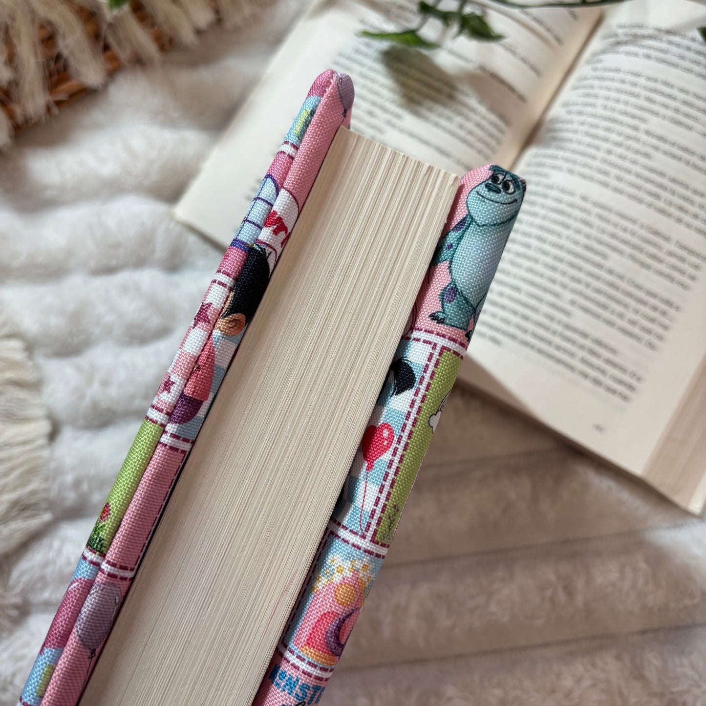 Funda ajustable collage Monstruos S.A