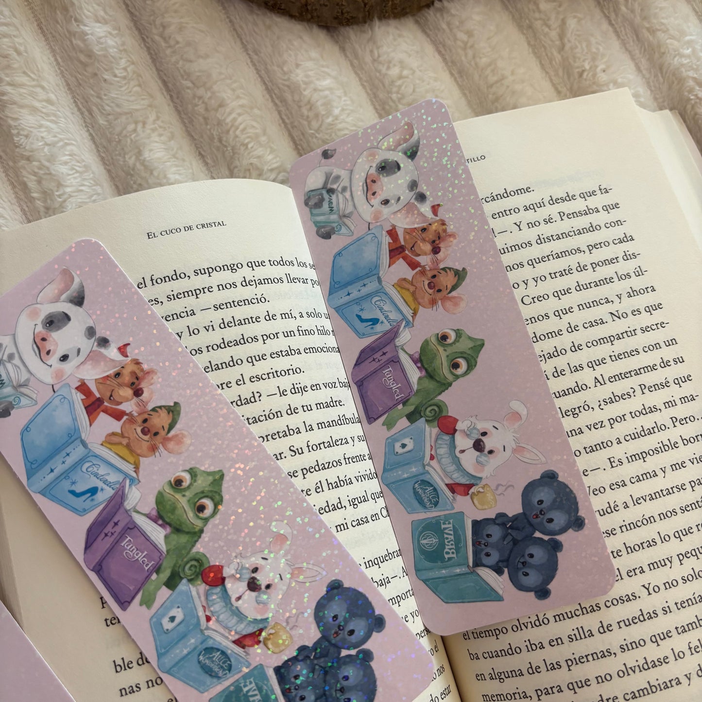 Marcapáginas mascotas Disney leyendo holográfico
