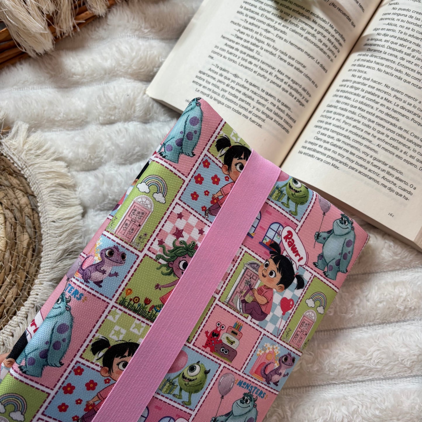 Funda ajustable collage Monstruos S.A