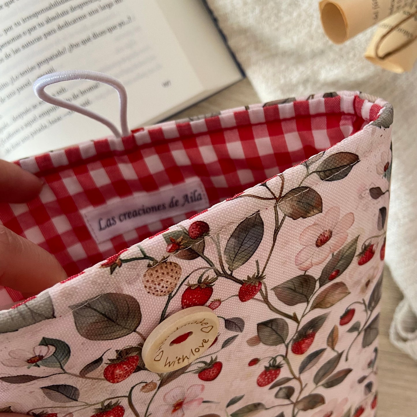 Funda literaria fresitas impermeable
