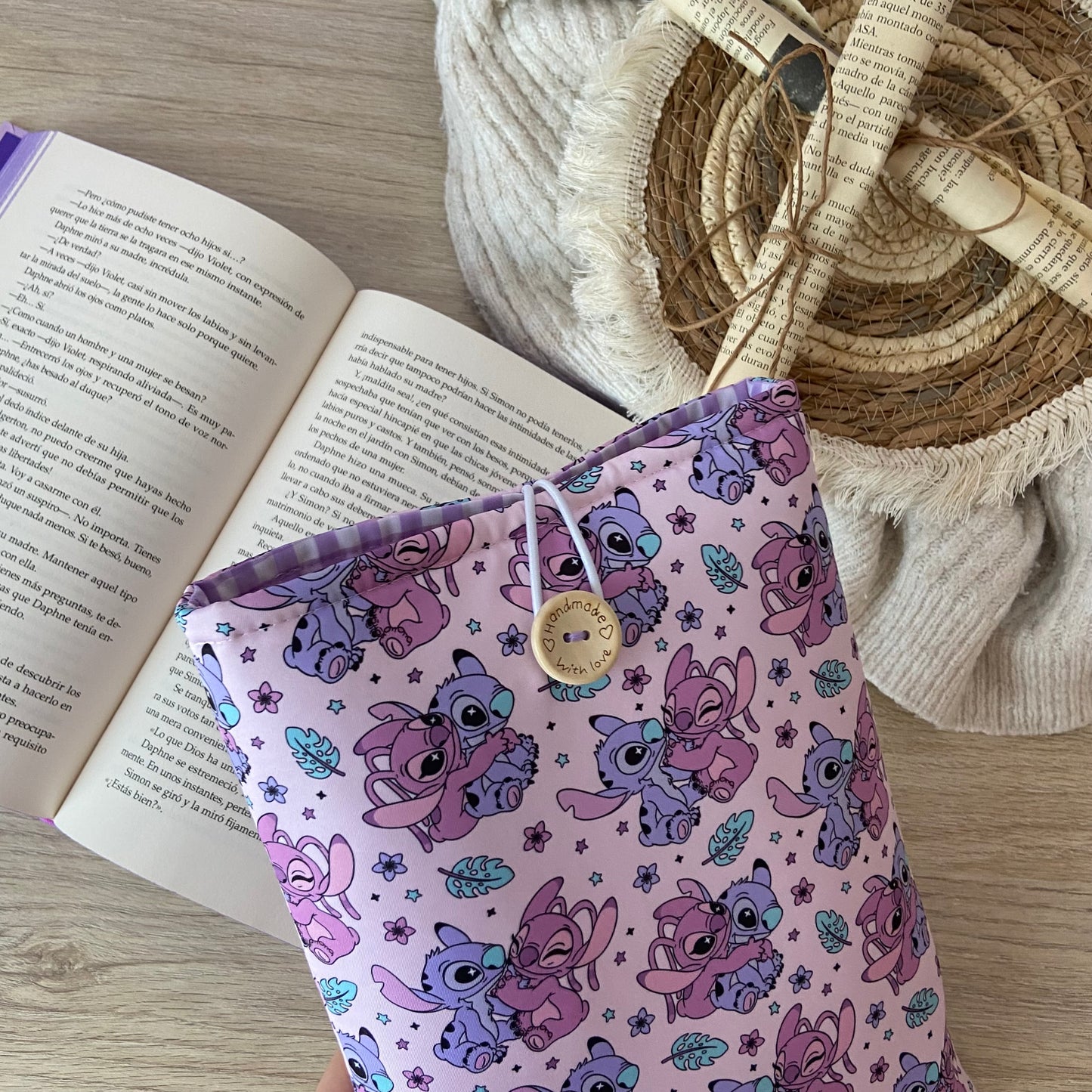 Funda literaria Stitch y Angel enamorados