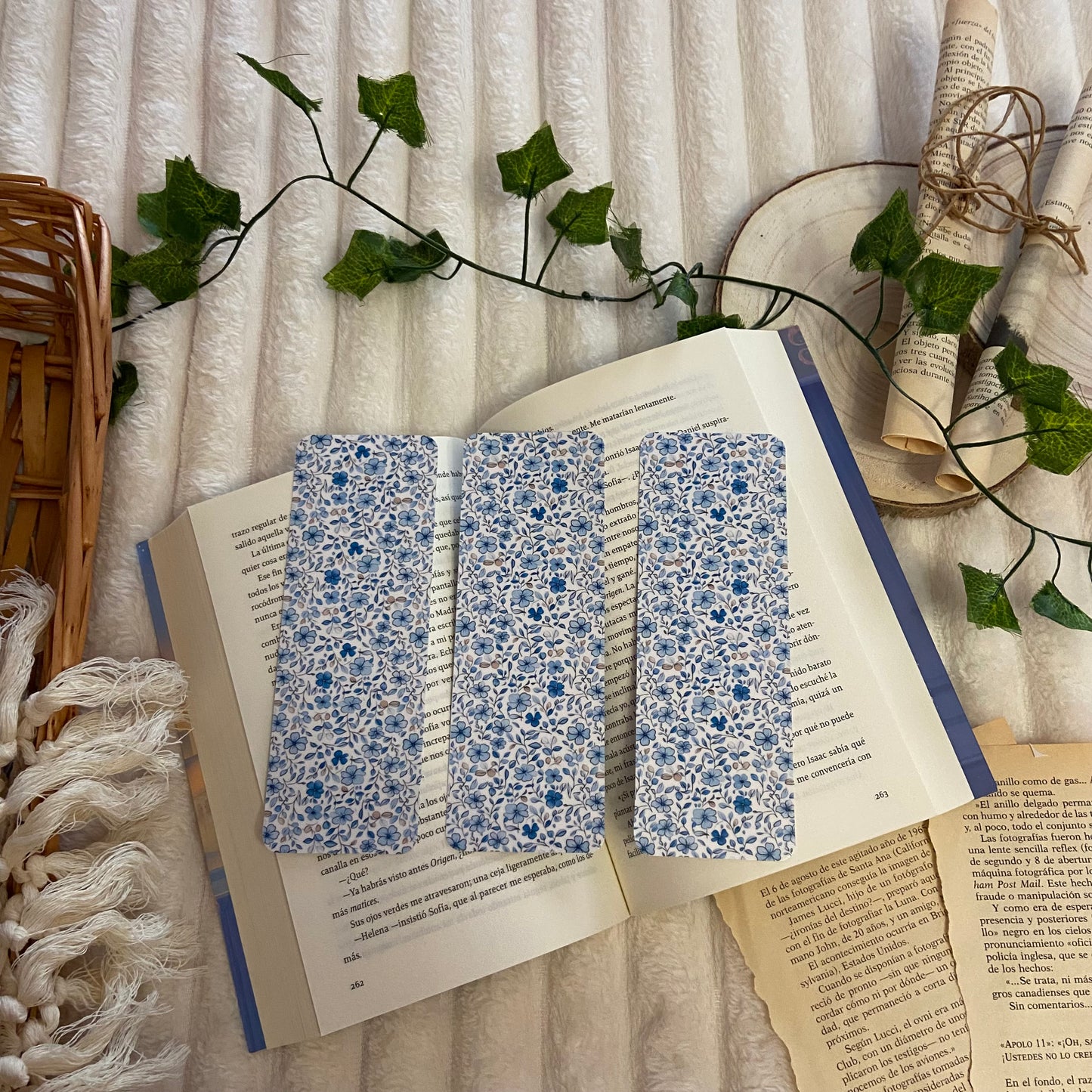 Marcapáginas flores en azul