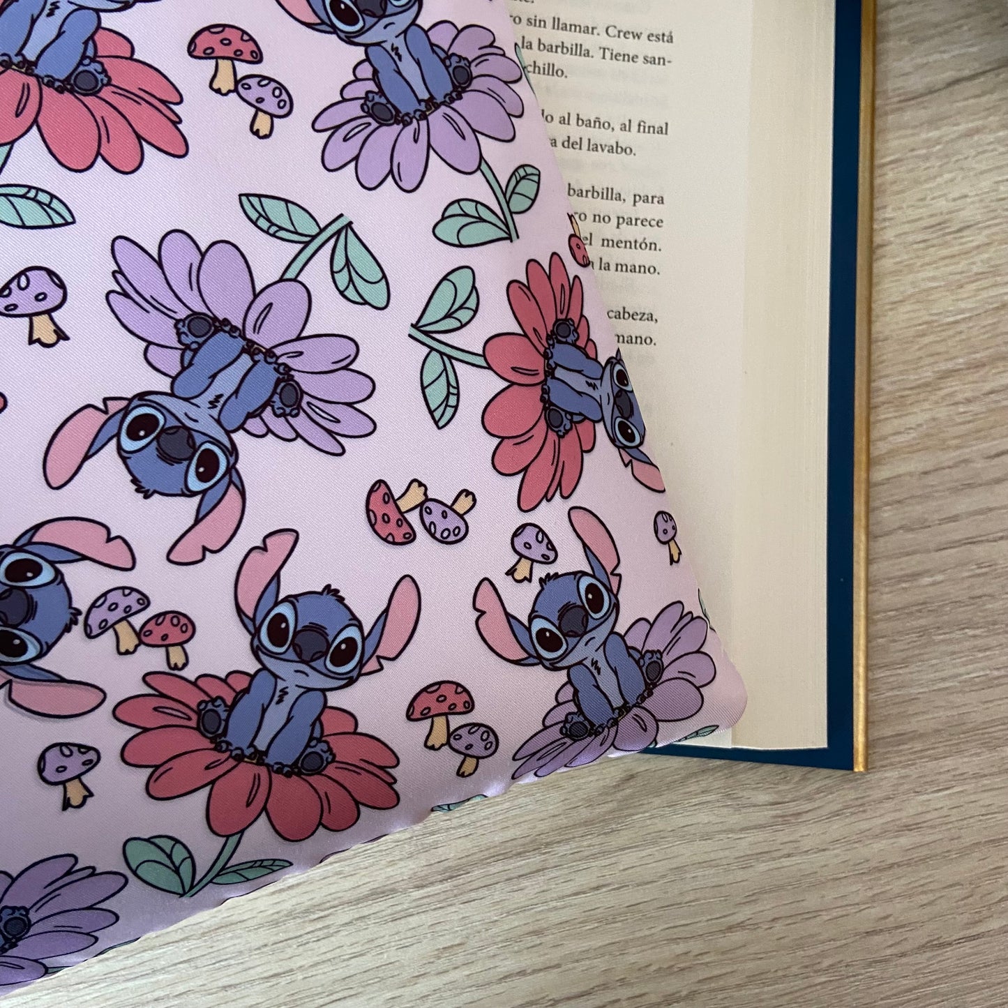 Funda literaria Stitch primaveral