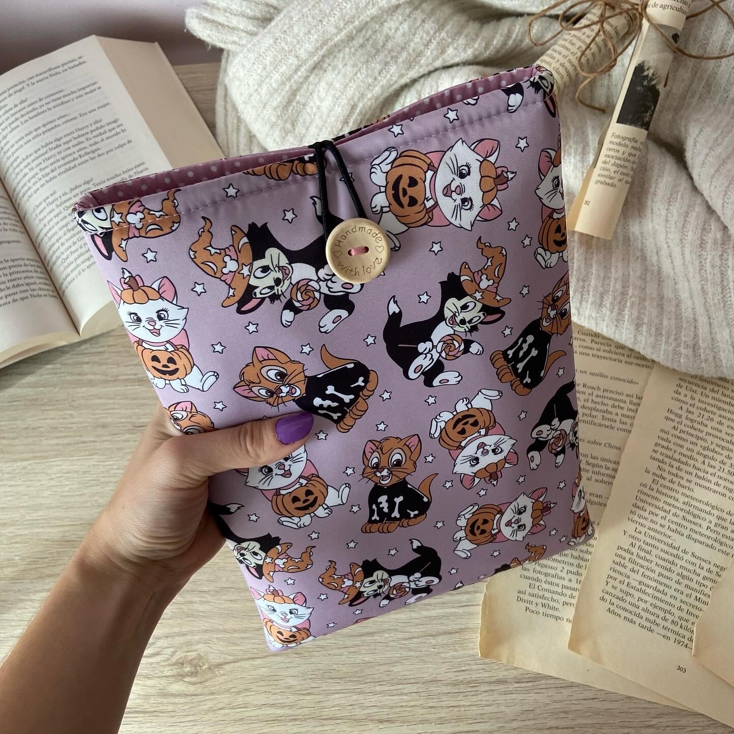 Funda literaria Aristogatos en Halloween