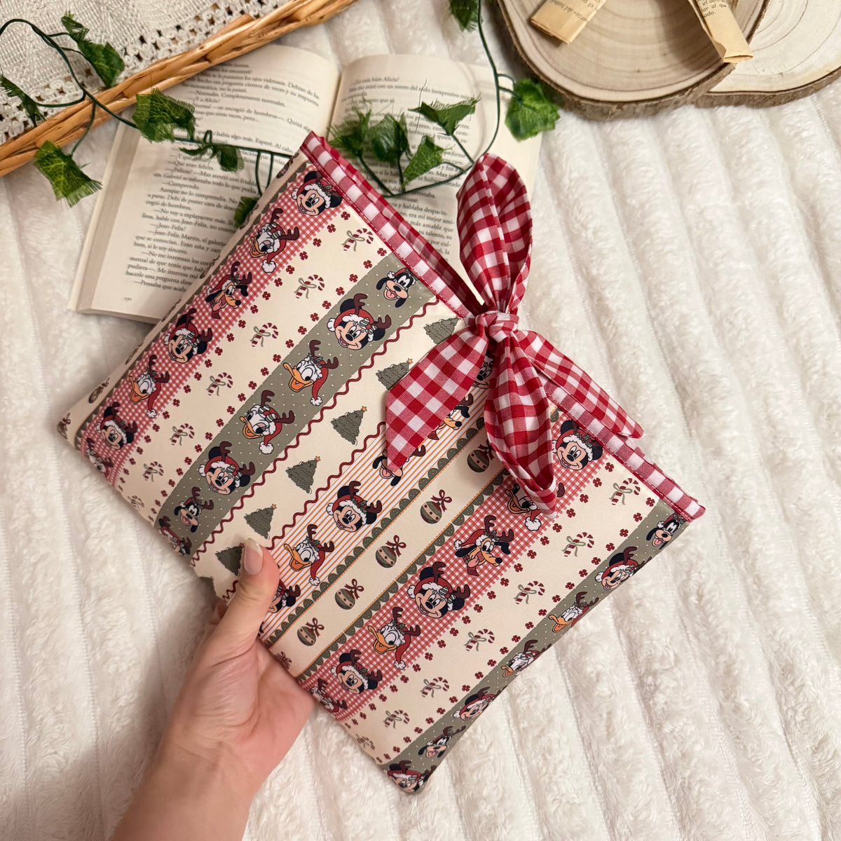 Funda literaria amigos Disney en Navidad con lazo