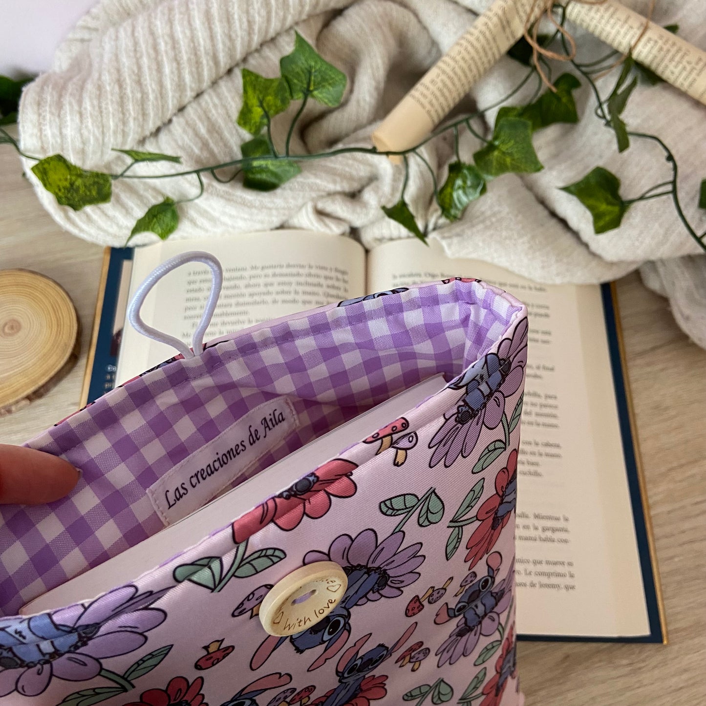 Funda literaria Stitch primaveral