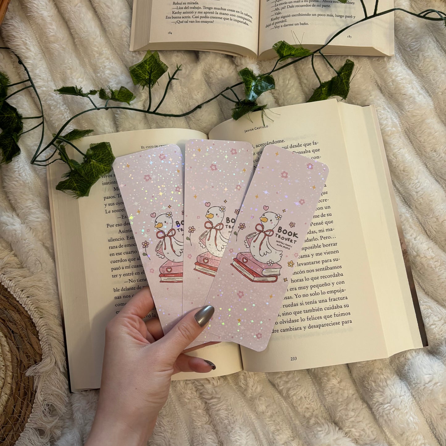 Marcapáginas Booktrovert holográfico