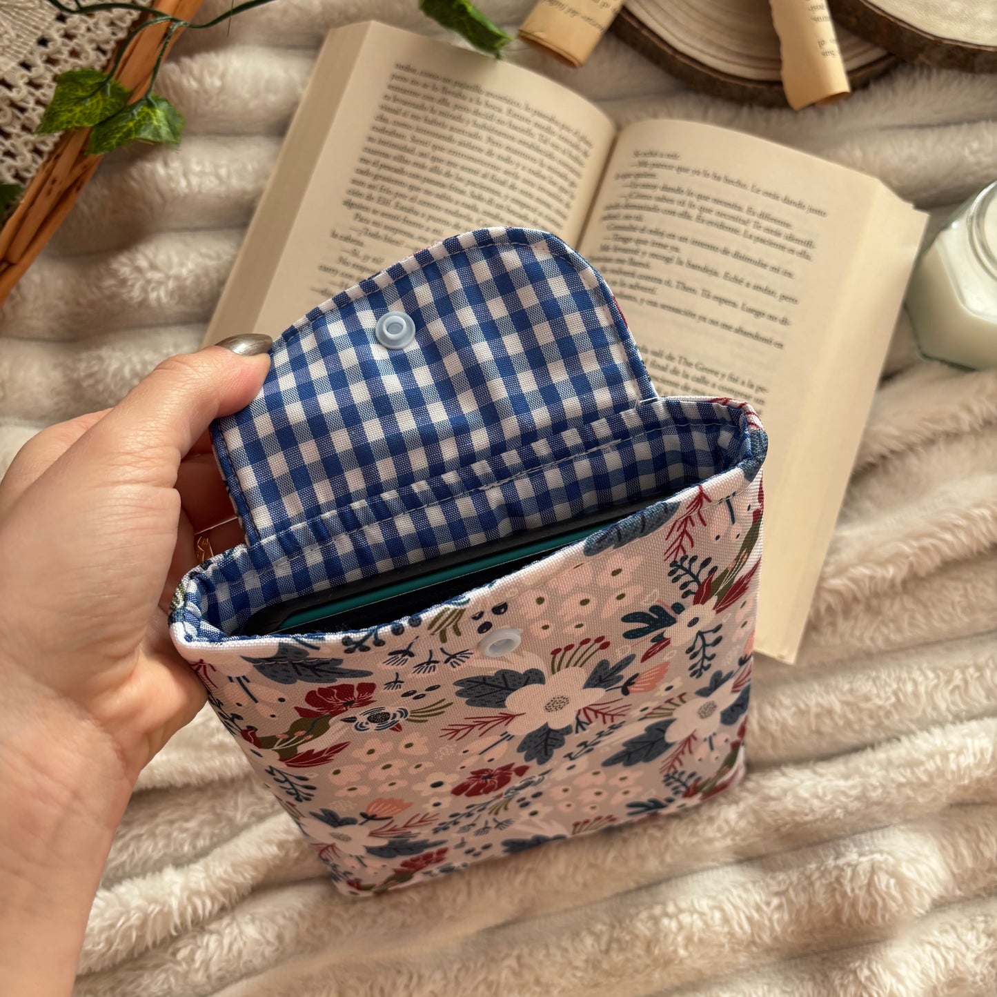 Funda para ebook flores en gris impermeable