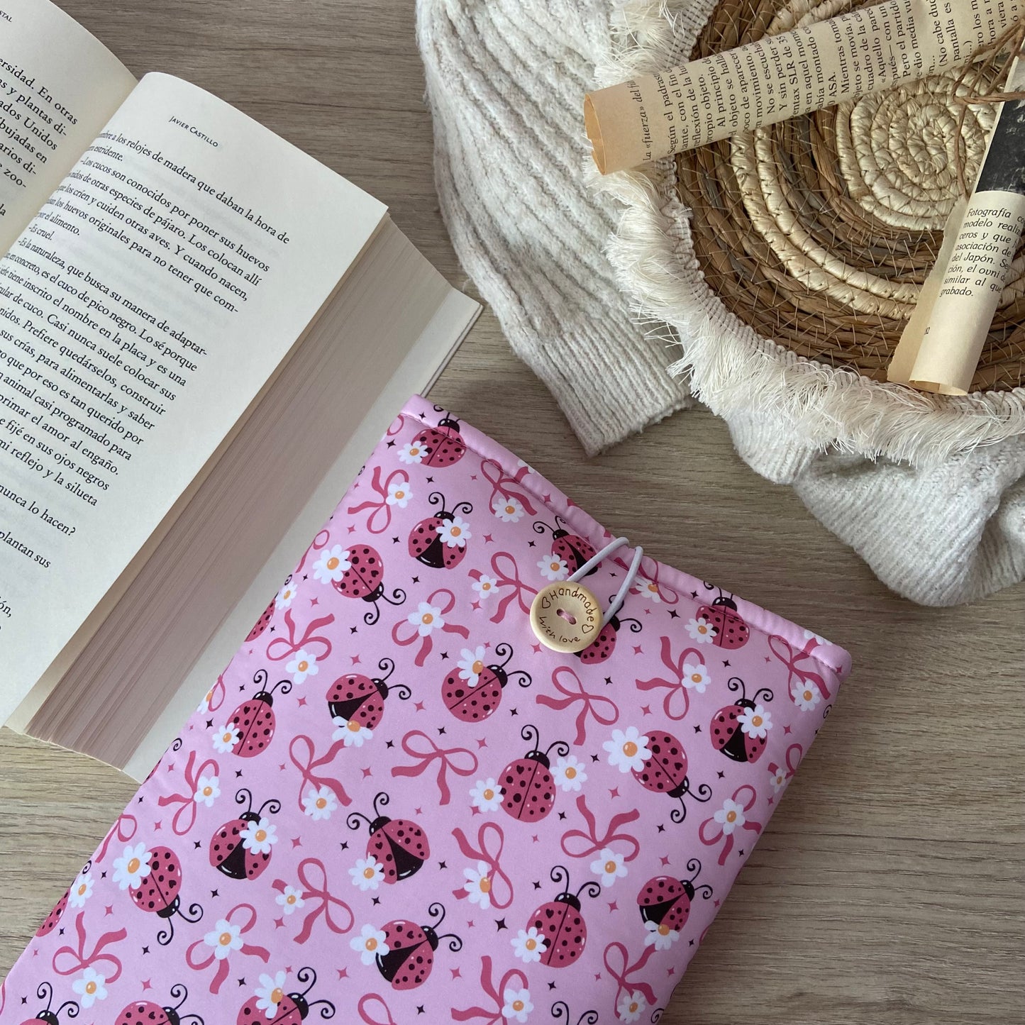 Funda literaria mariquitas en rosa
