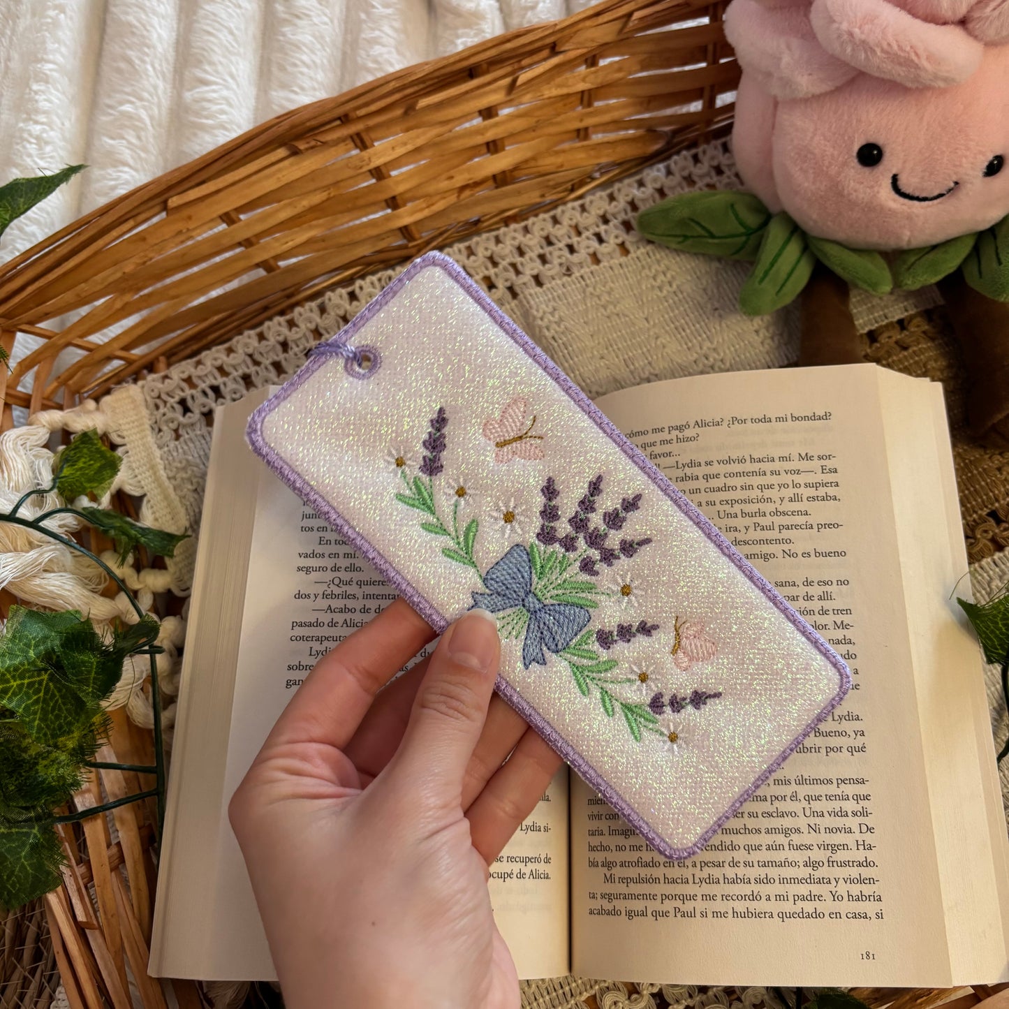 Marcapáginas bordado cute lavanda