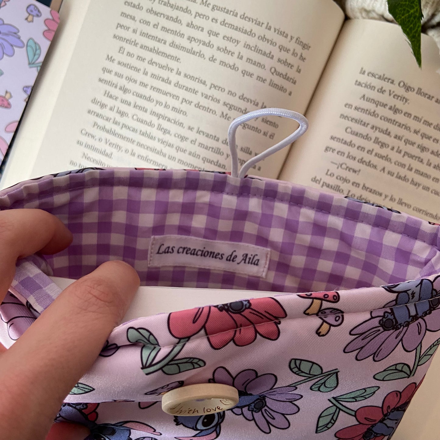 Funda literaria Stitch primaveral