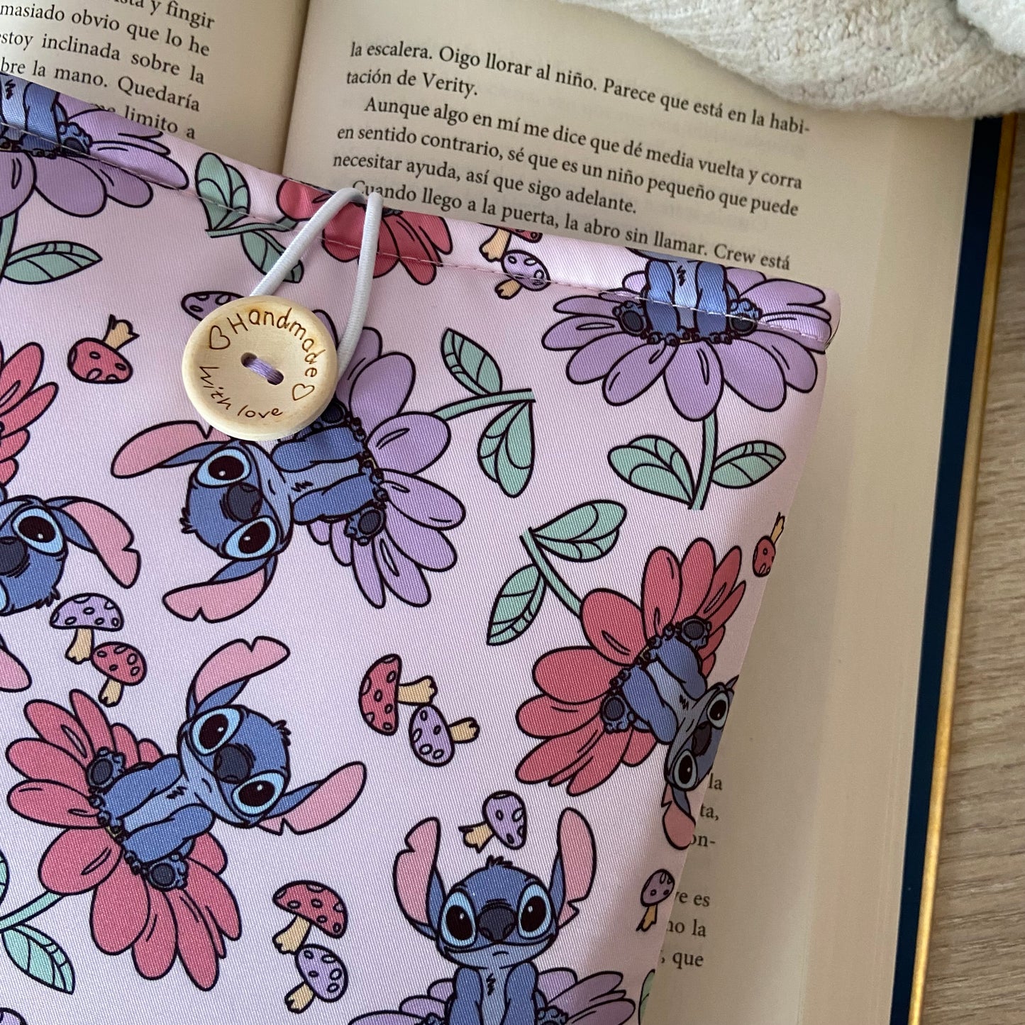 Funda literaria Stitch primaveral
