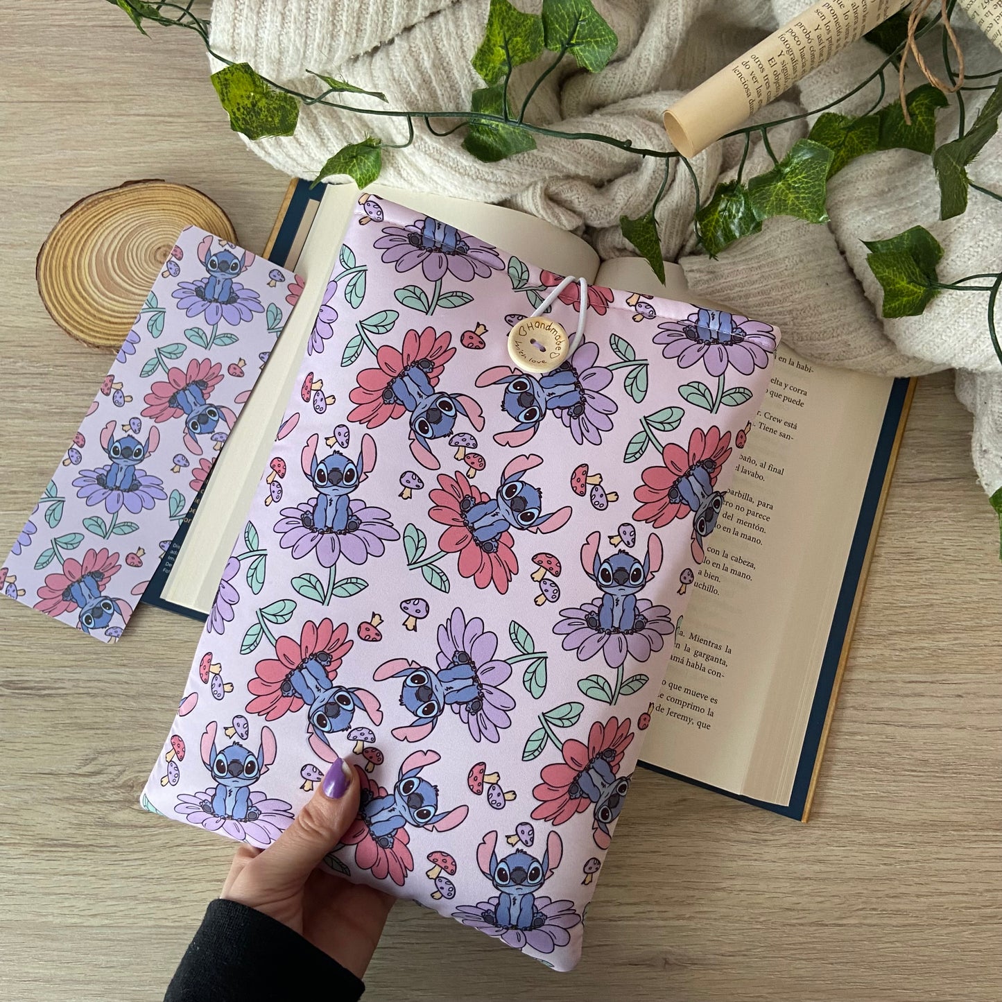 Funda literaria Stitch primaveral