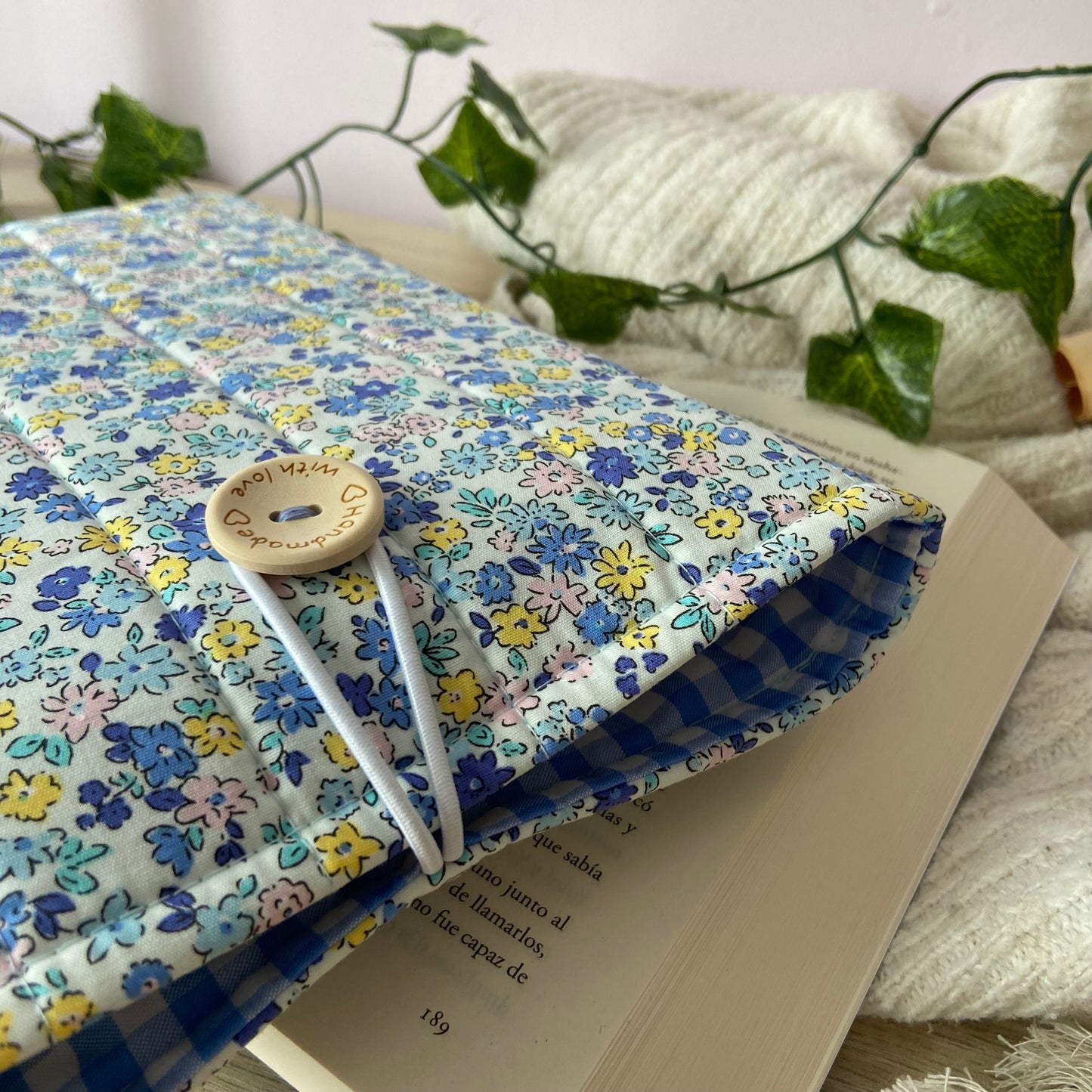 Funda literaria blue flowers