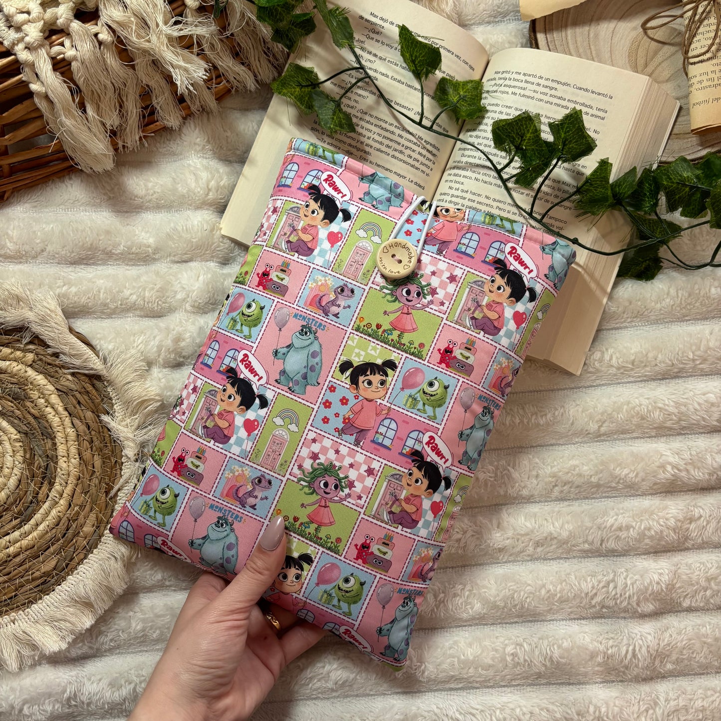 Funda literaria collage Monstruos S.A