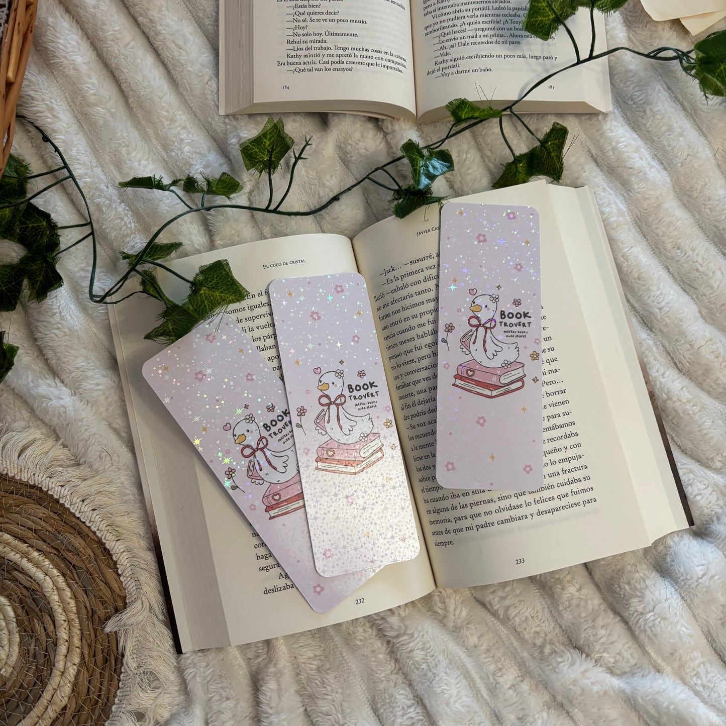 Marcapáginas Booktrovert holográfico