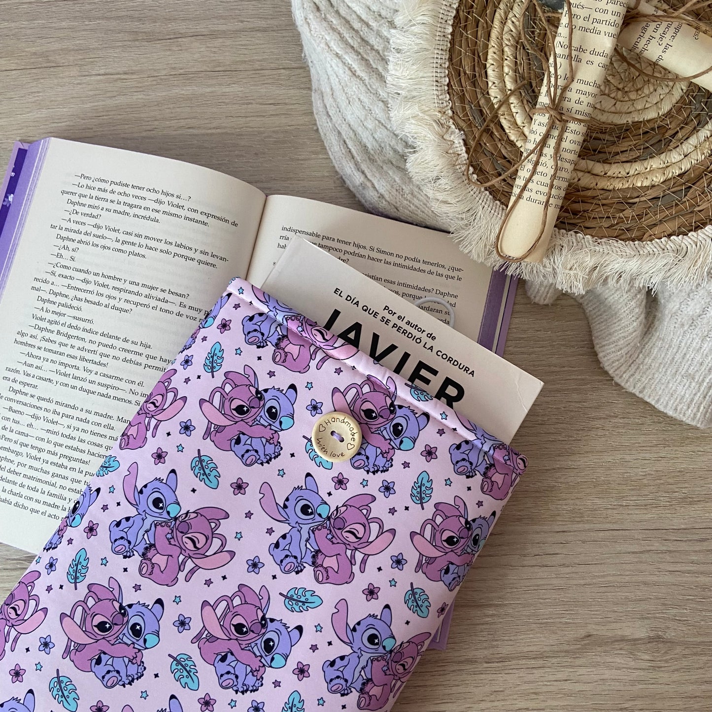Funda literaria Stitch y Angel enamorados