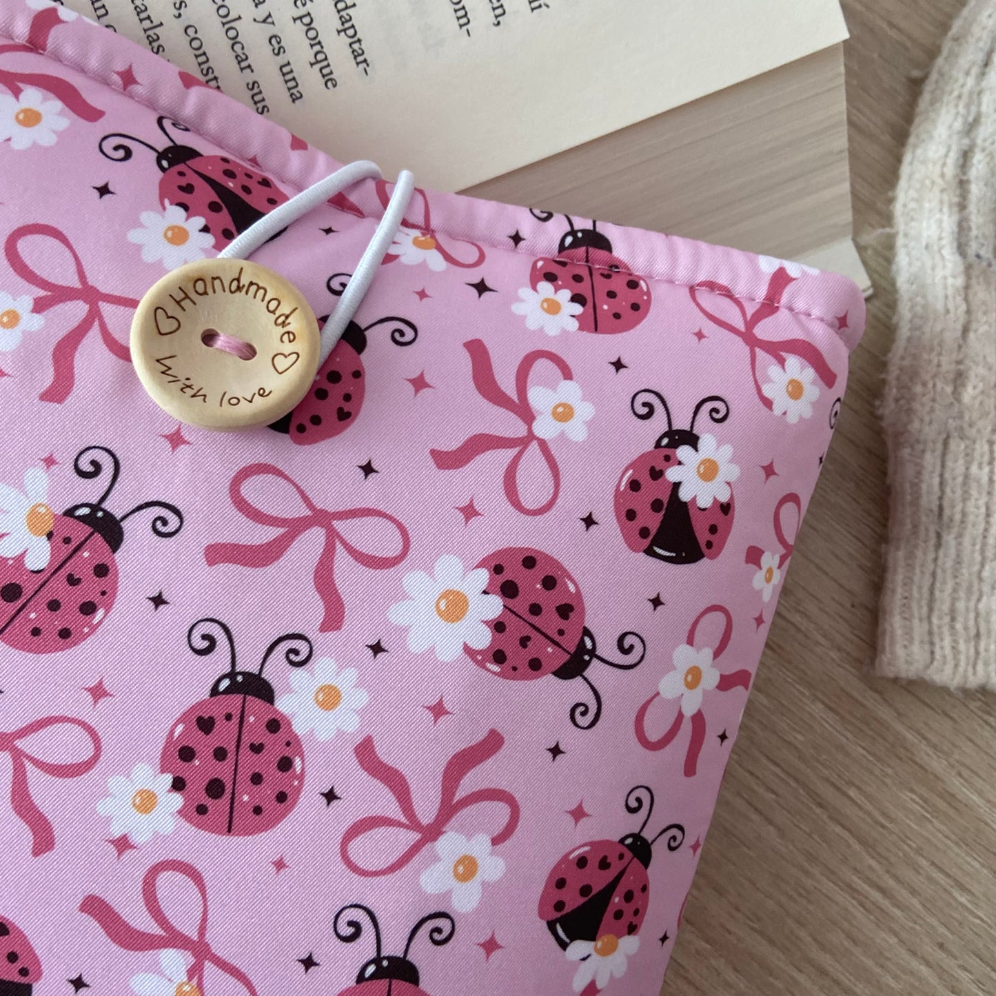 Funda literaria mariquitas en rosa