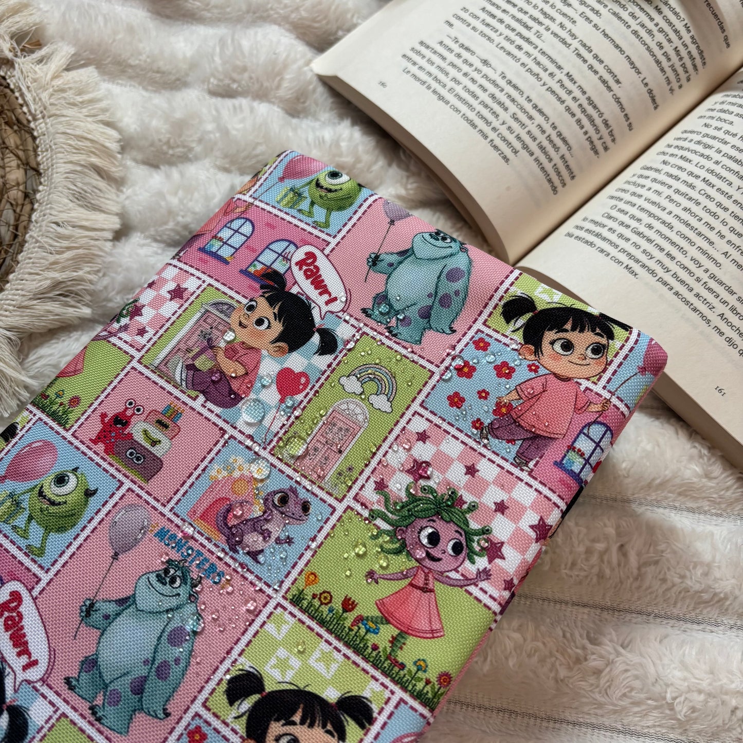 Funda ajustable collage Monstruos S.A