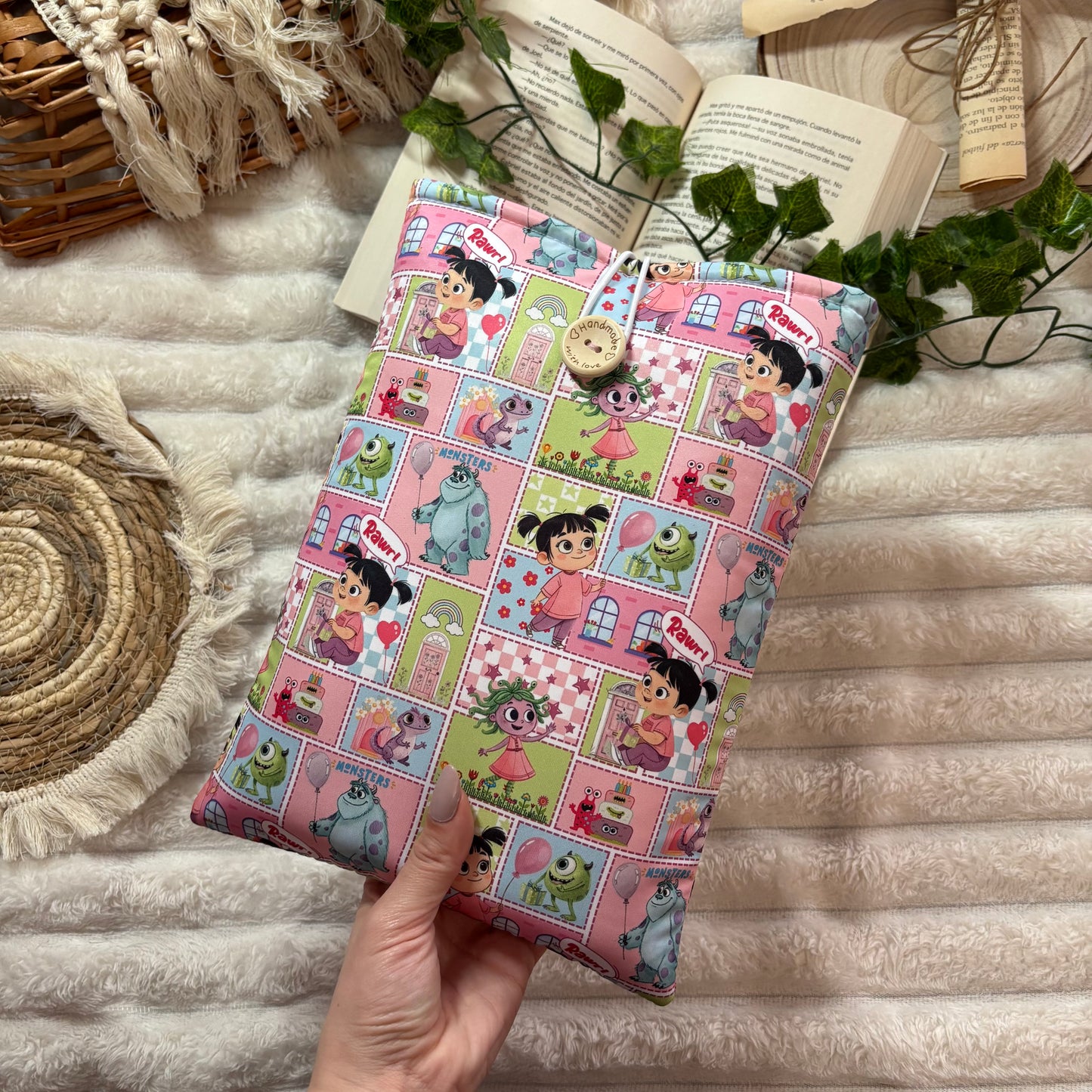 Funda literaria collage Monstruos S.A