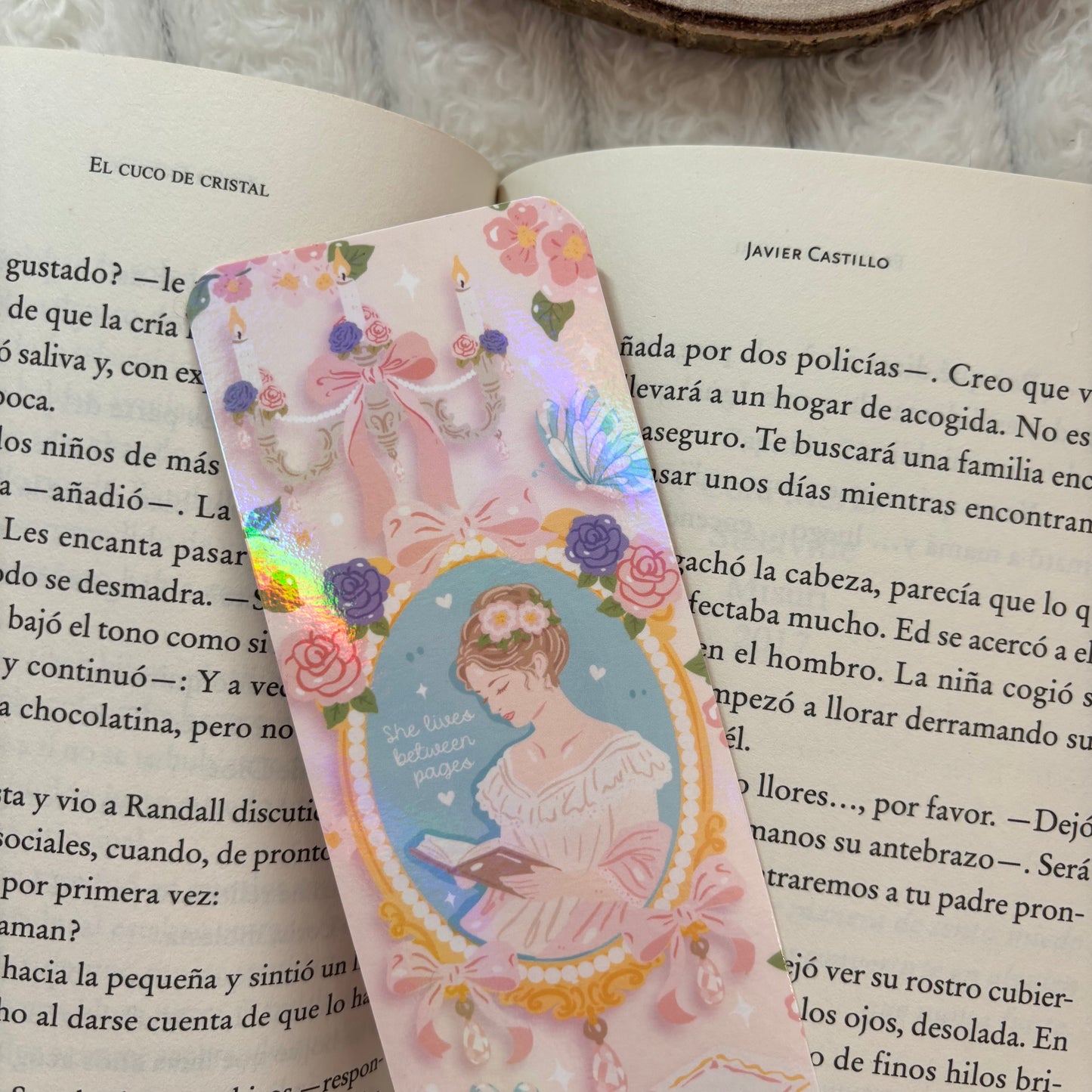 Marcapáginas She lives between pages holográfico