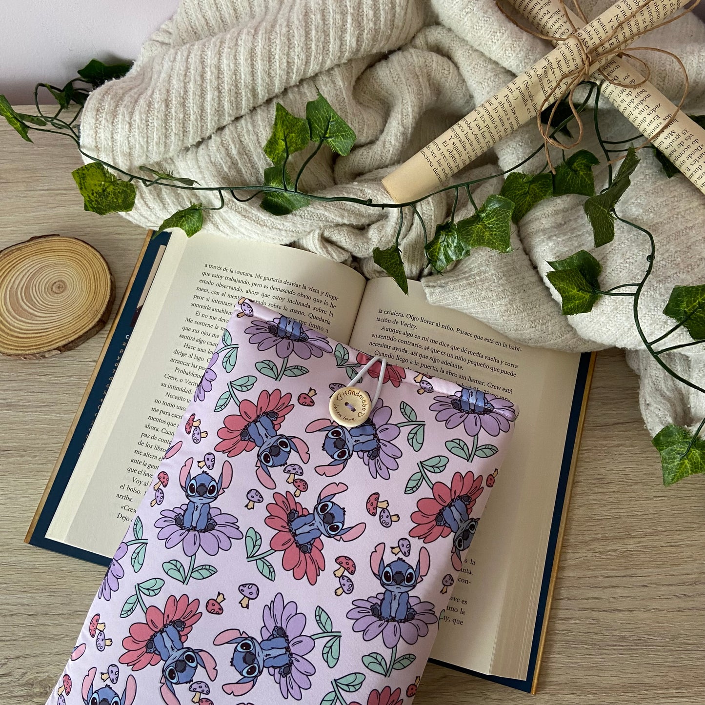 Funda literaria Stitch primaveral