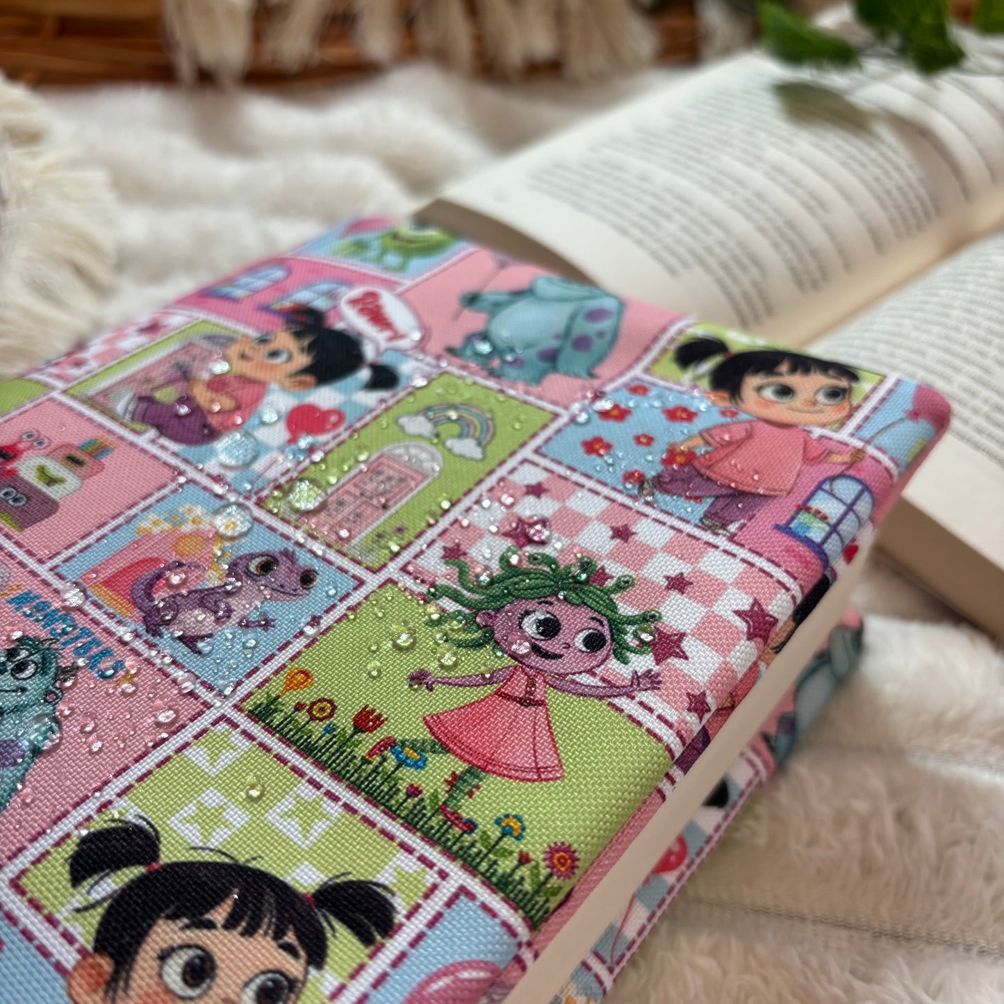 Funda ajustable collage Monstruos S.A