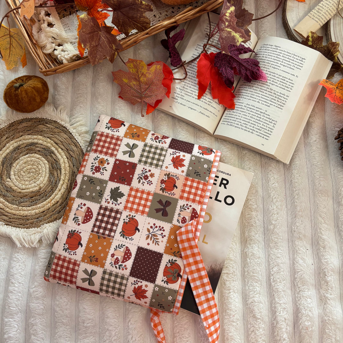 Funda literaria collage otoñal con lazo