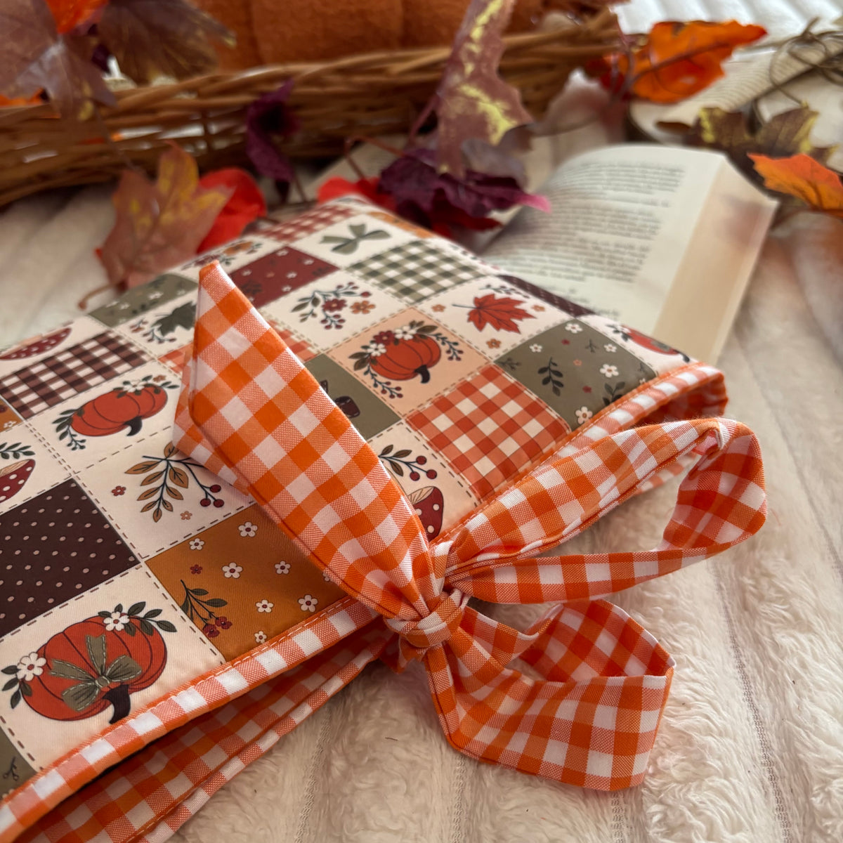 Funda literaria collage otoñal con lazo