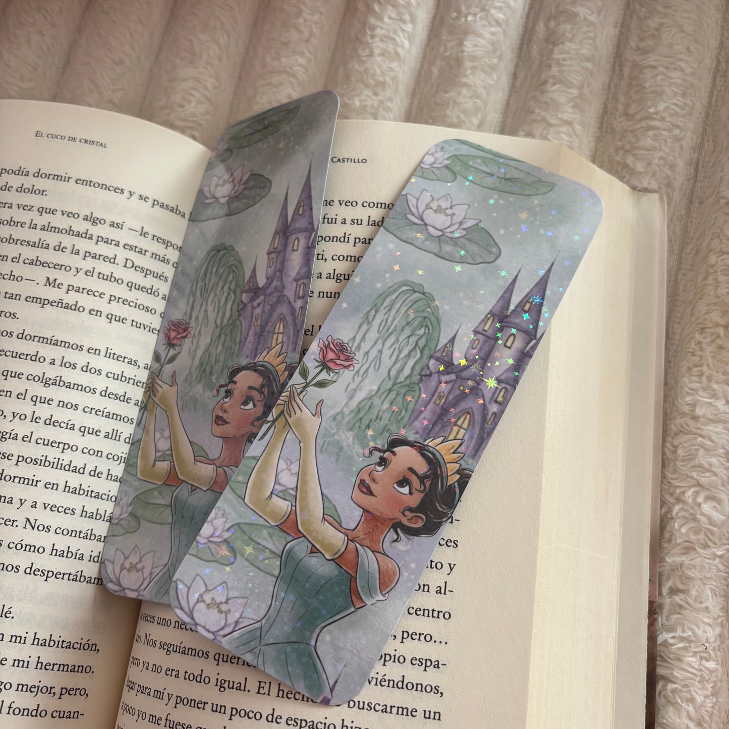 Marcapáginas Tiana con una rosa holográfico