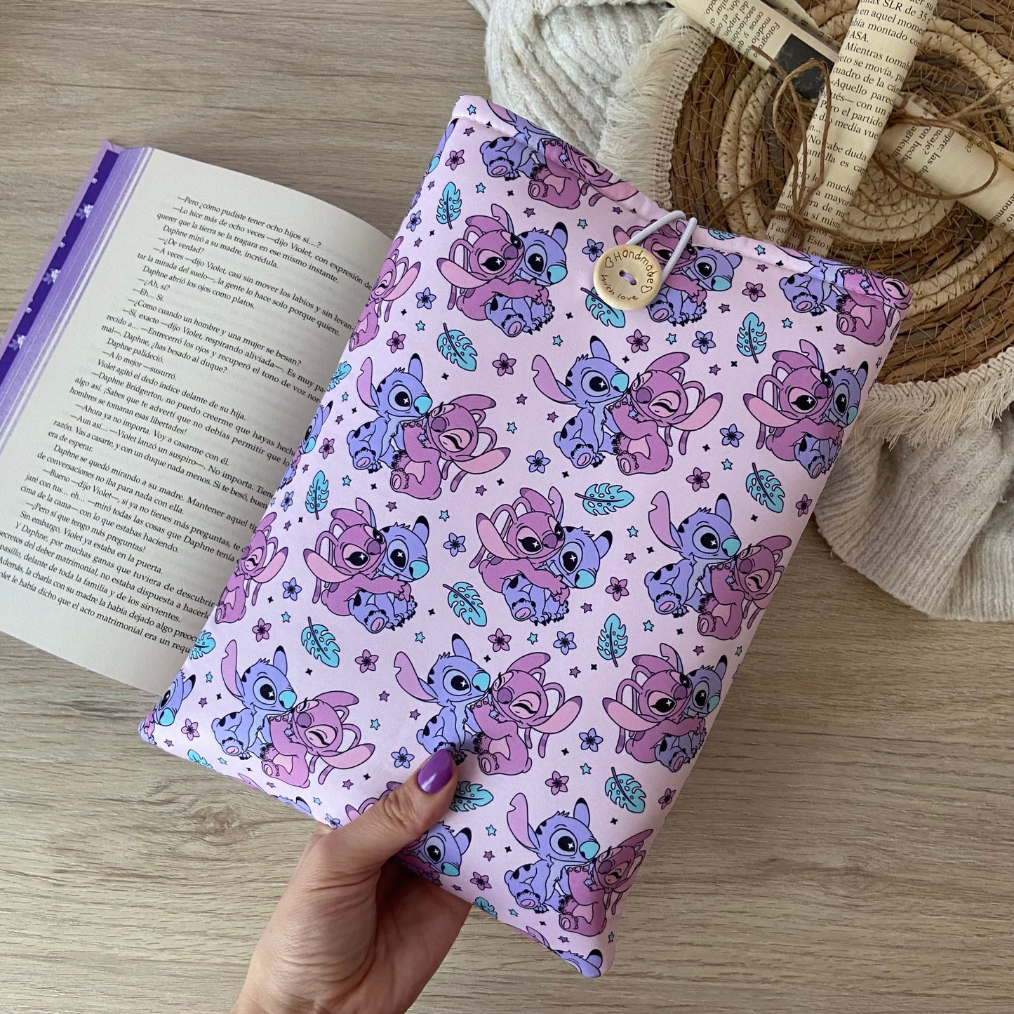 Funda literaria Stitch y Angel enamorados