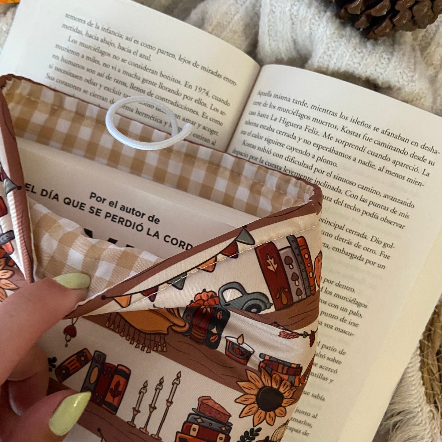 Funda literaria estantería otoñal