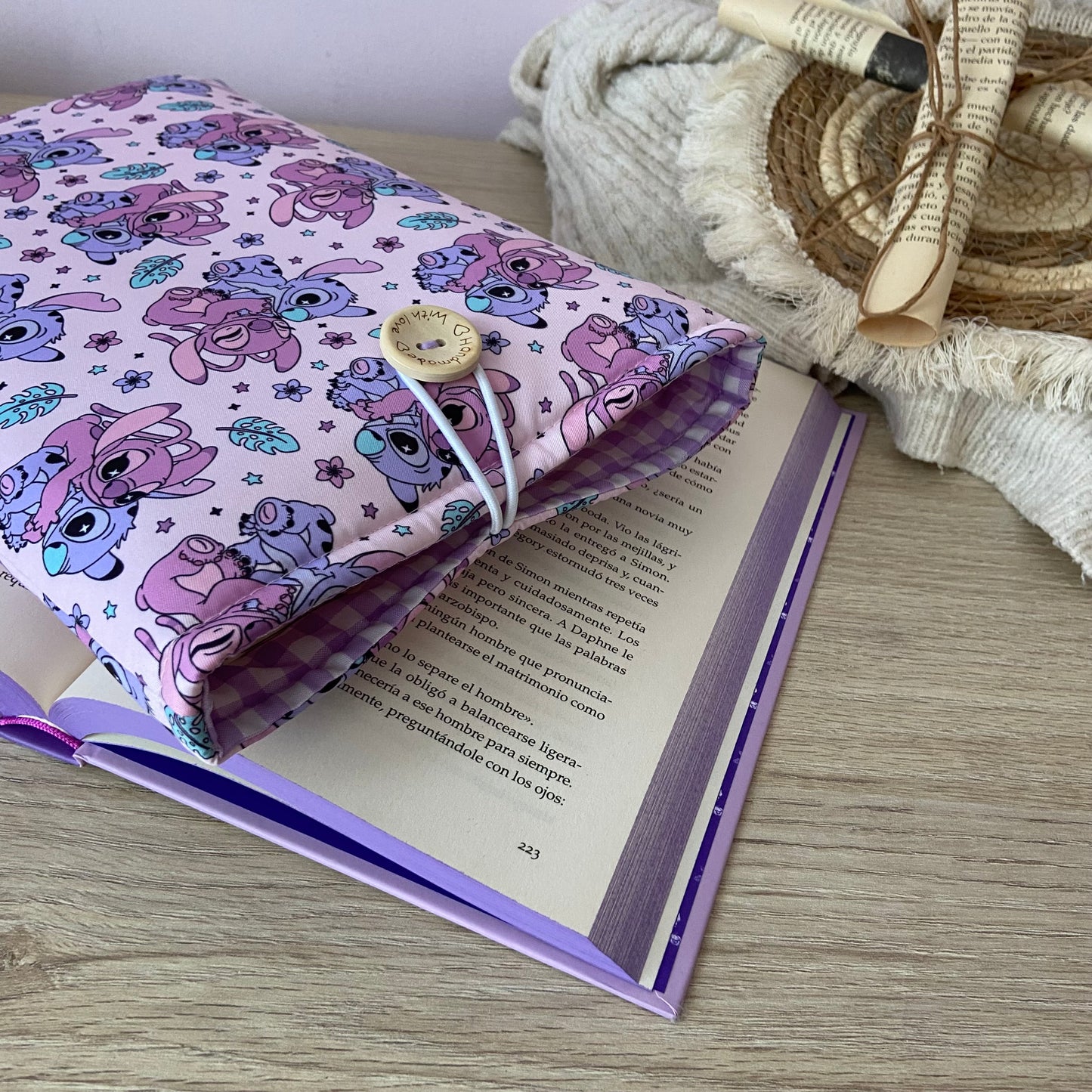 Funda literaria Stitch y Angel enamorados