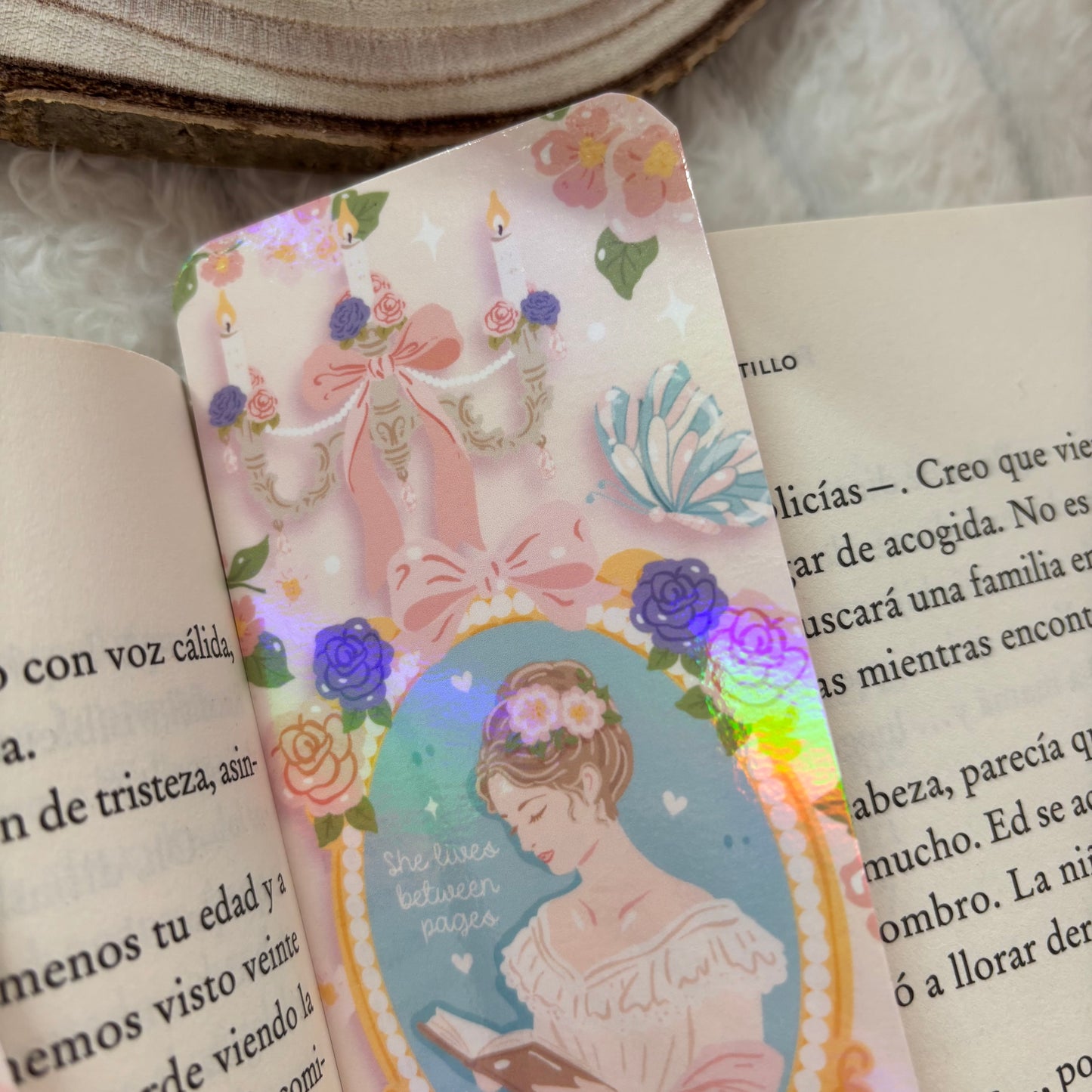 Marcapáginas She lives between pages holográfico