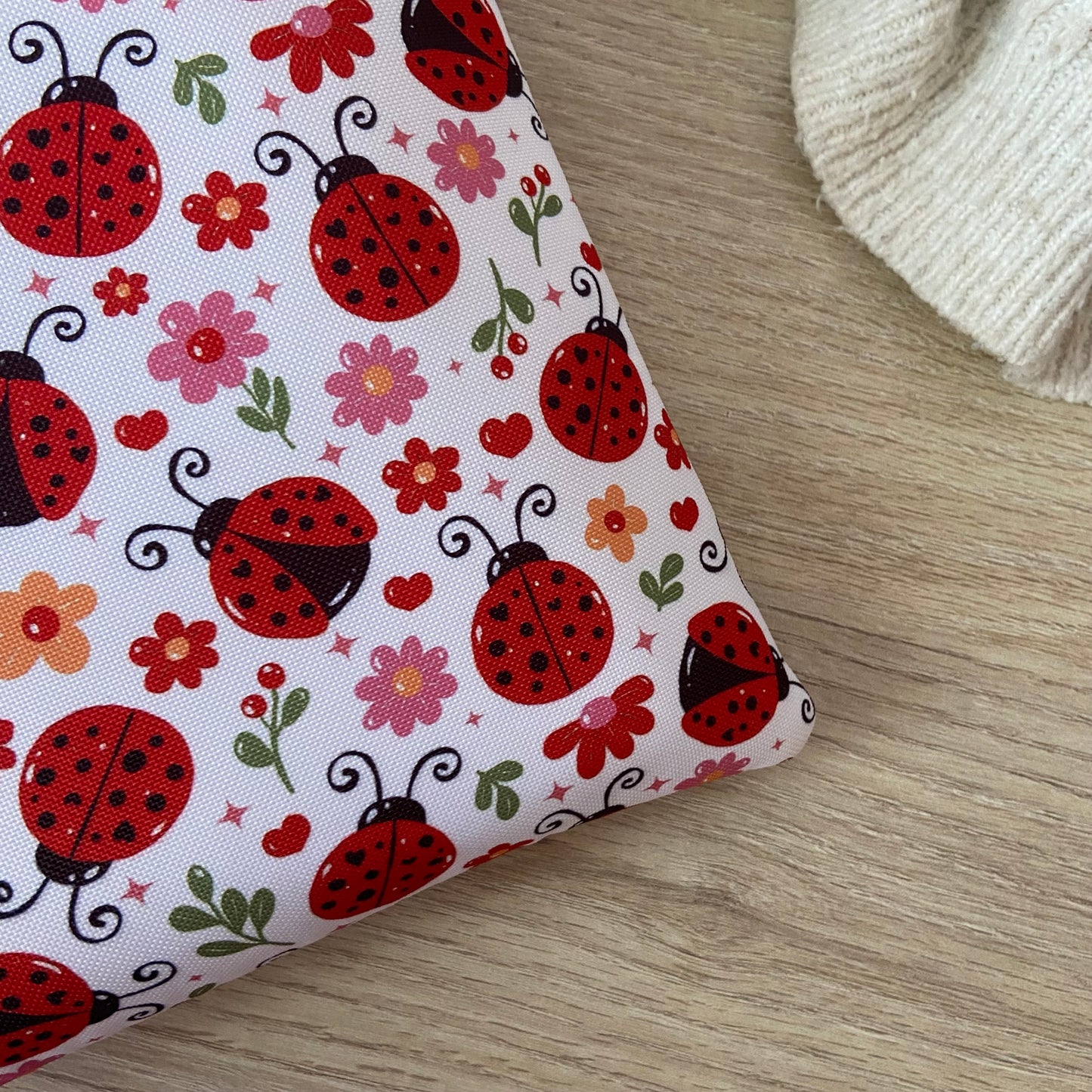 Funda literaria mariquitas en rojo impermeable