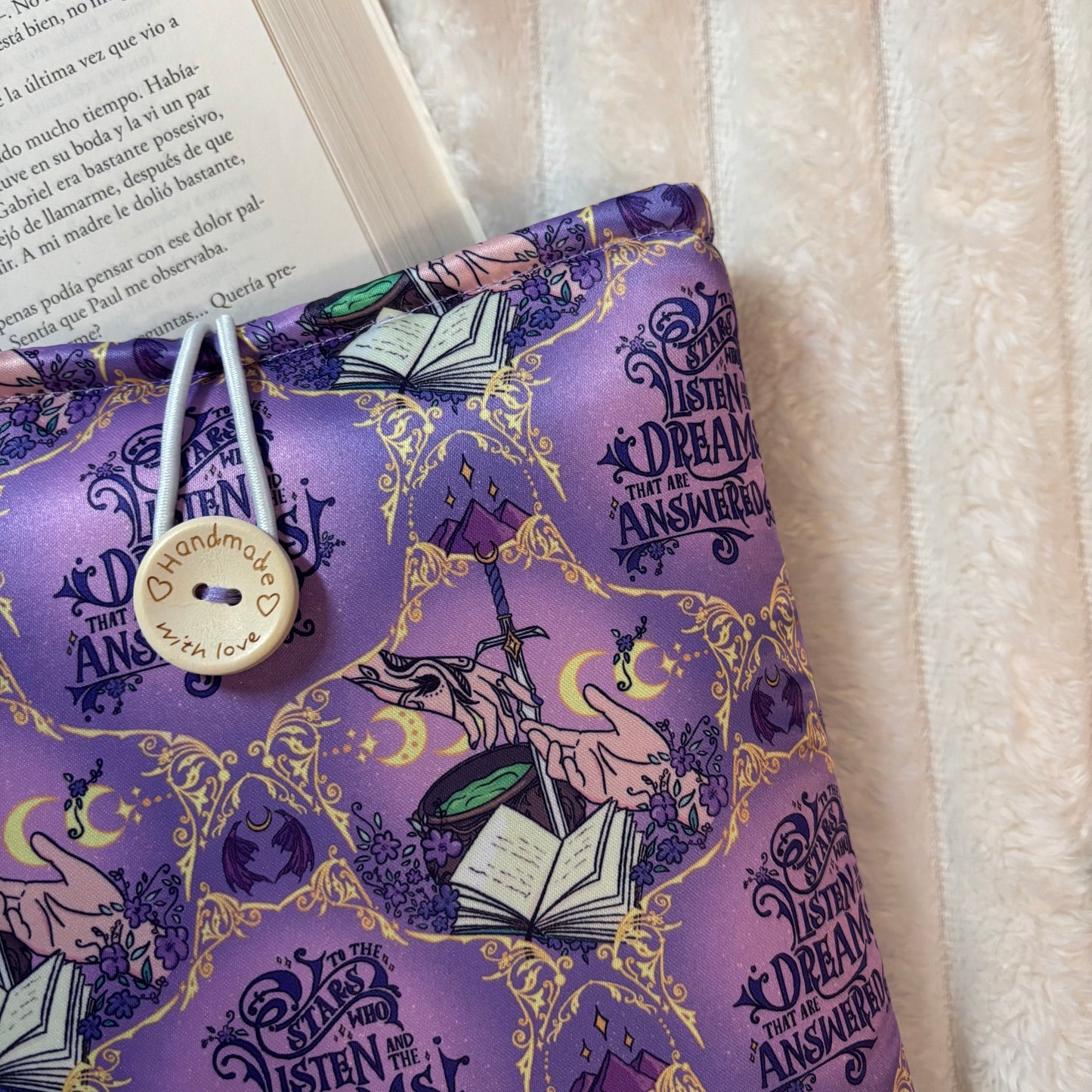 Funda literaria To the stars who listen and the dreams that are answered