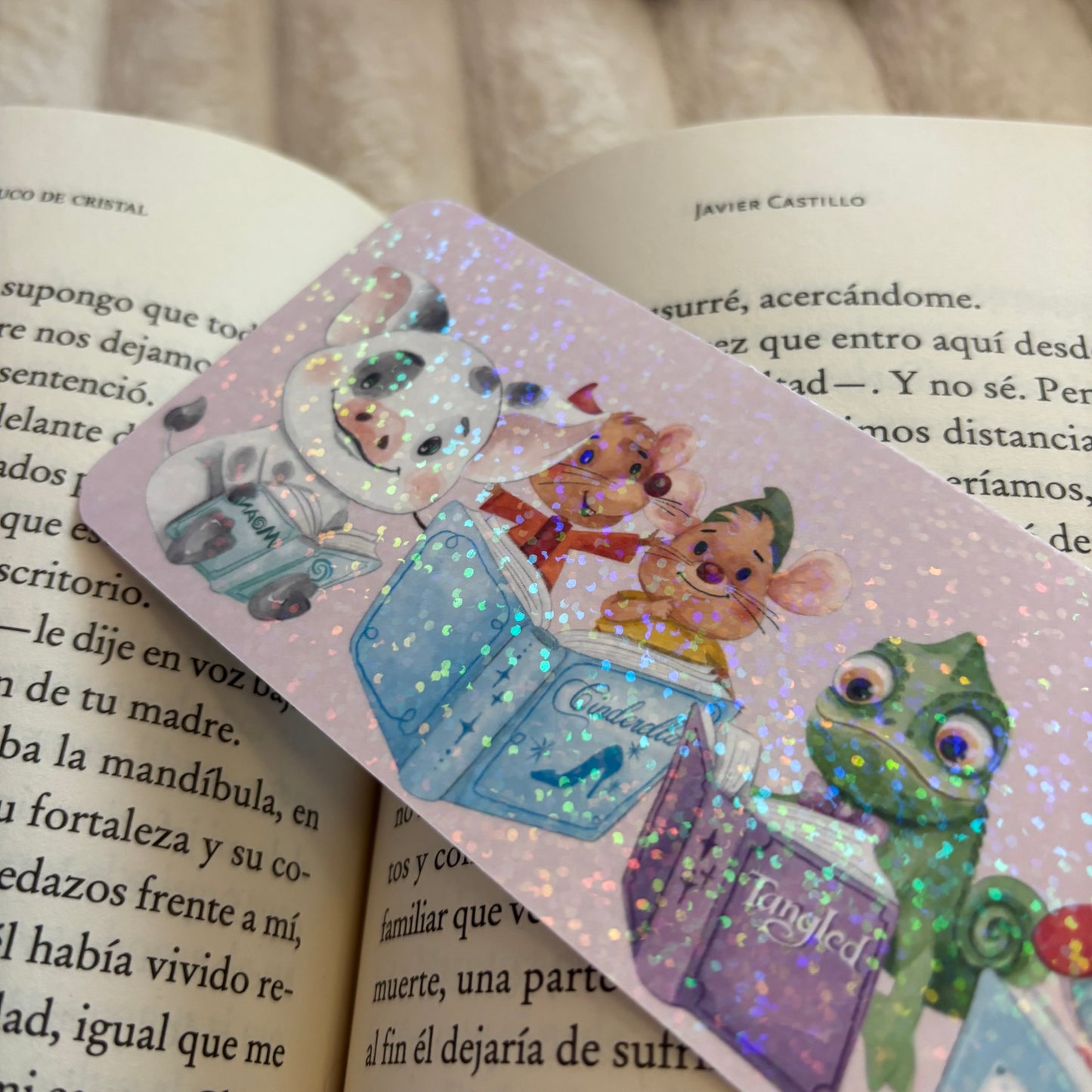 Marcapáginas mascotas Disney leyendo holográfico