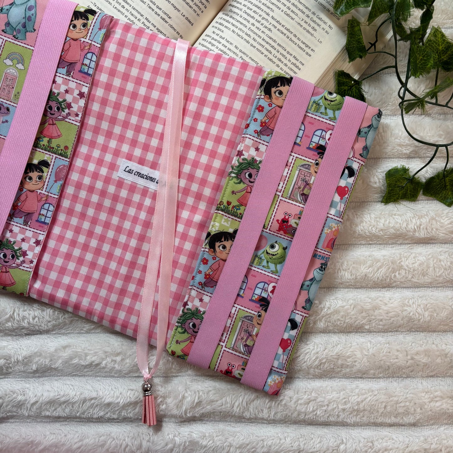 Funda ajustable collage Monstruos S.A