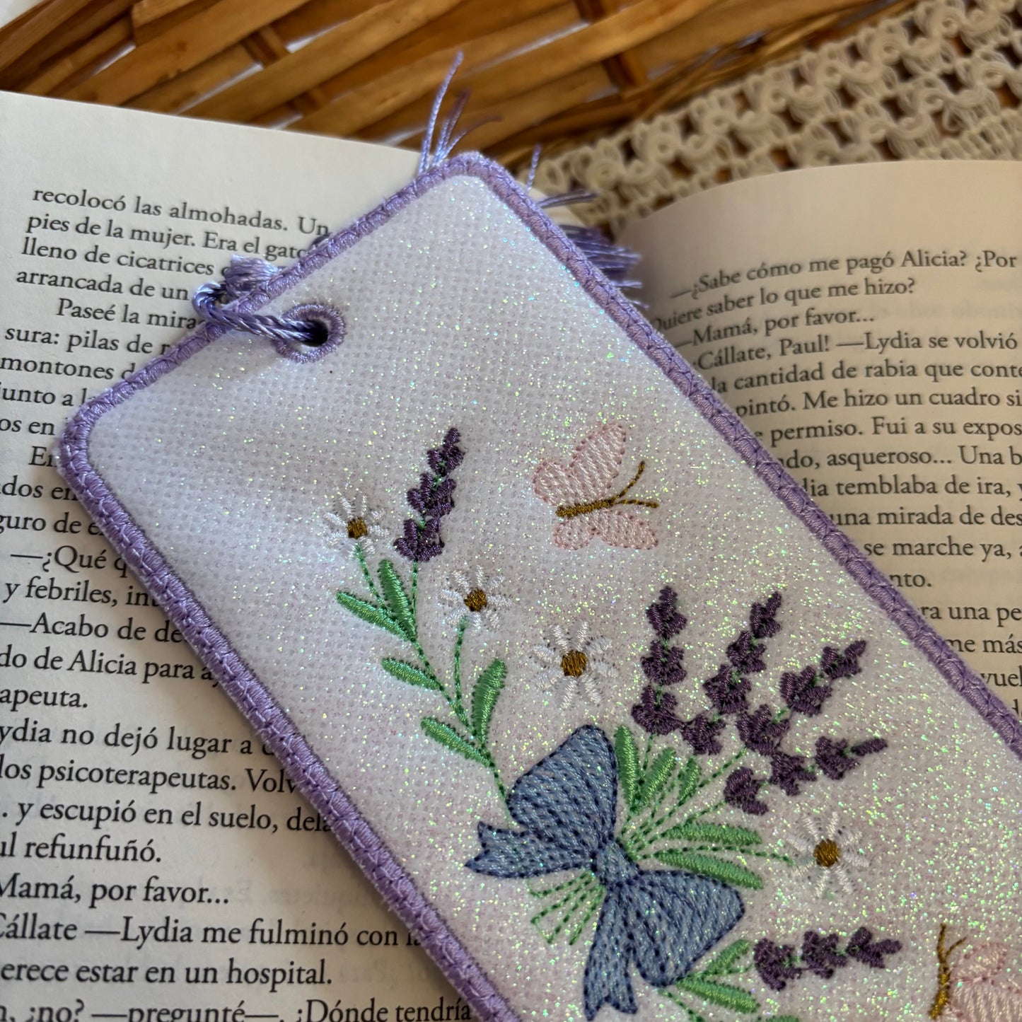 Marcapáginas bordado cute lavanda