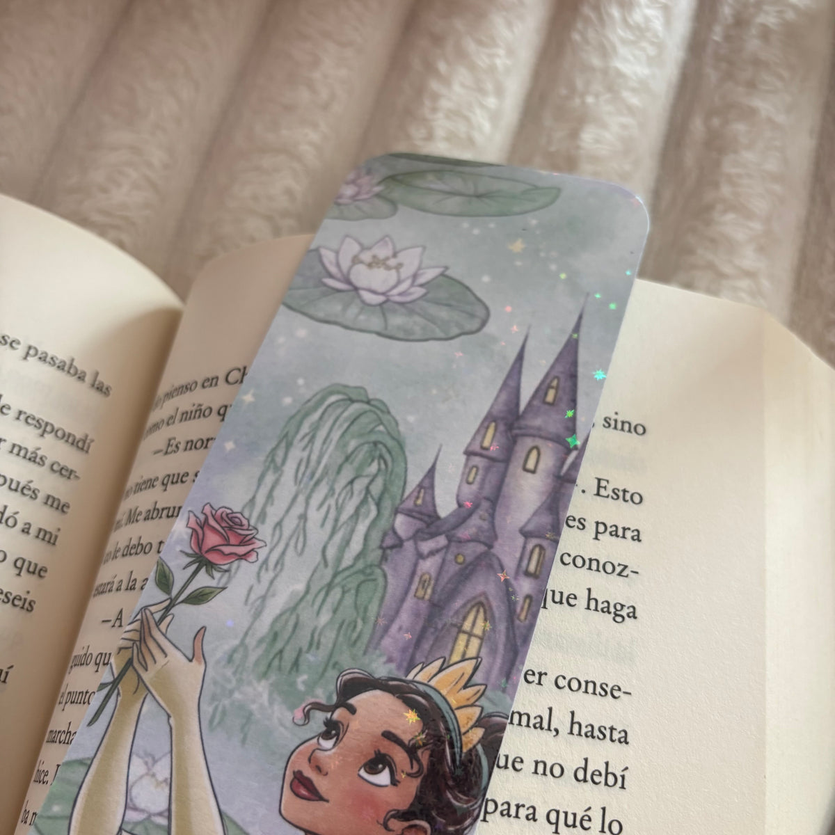 Marcapáginas Tiana con una rosa holográfico