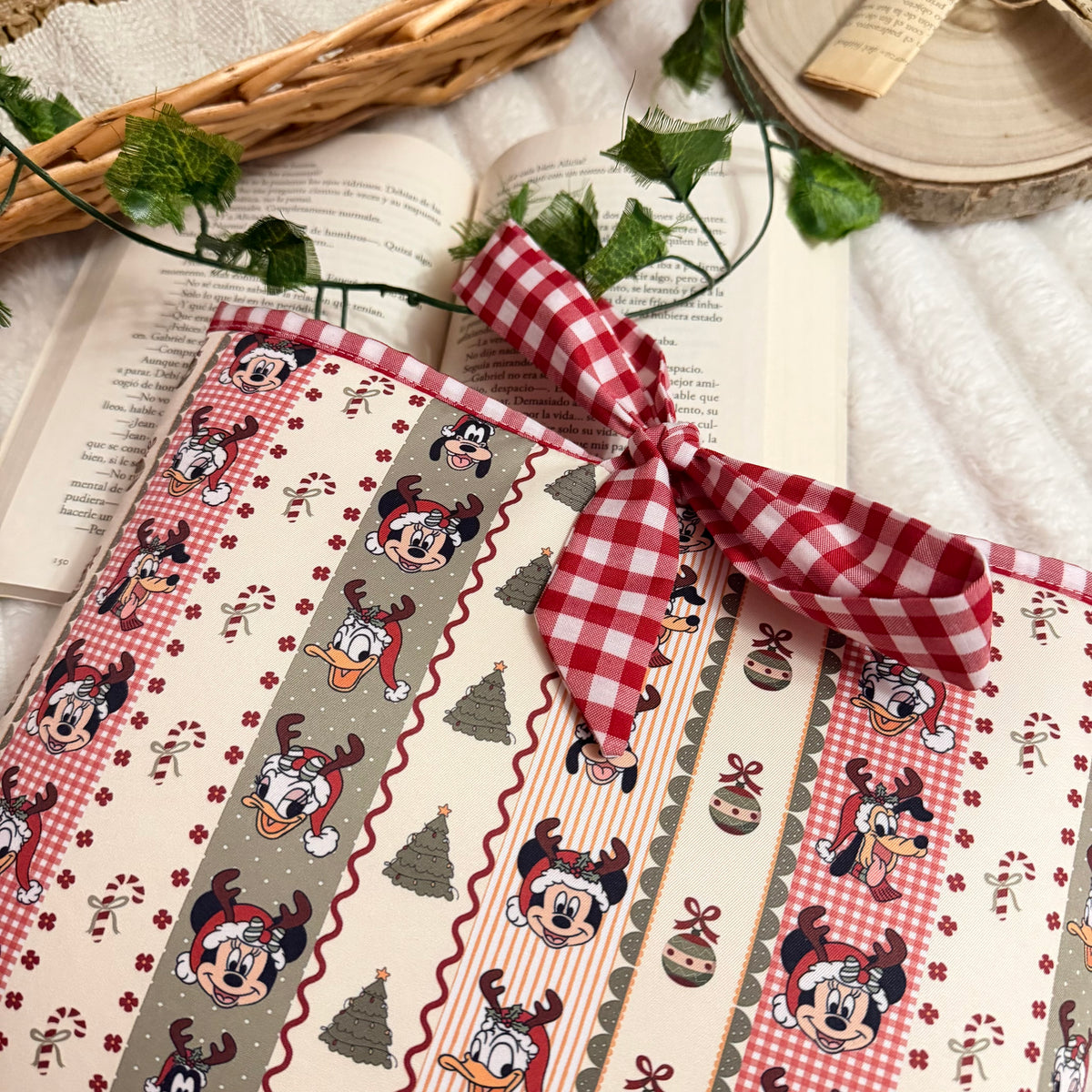 Funda literaria amigos Disney en Navidad con lazo