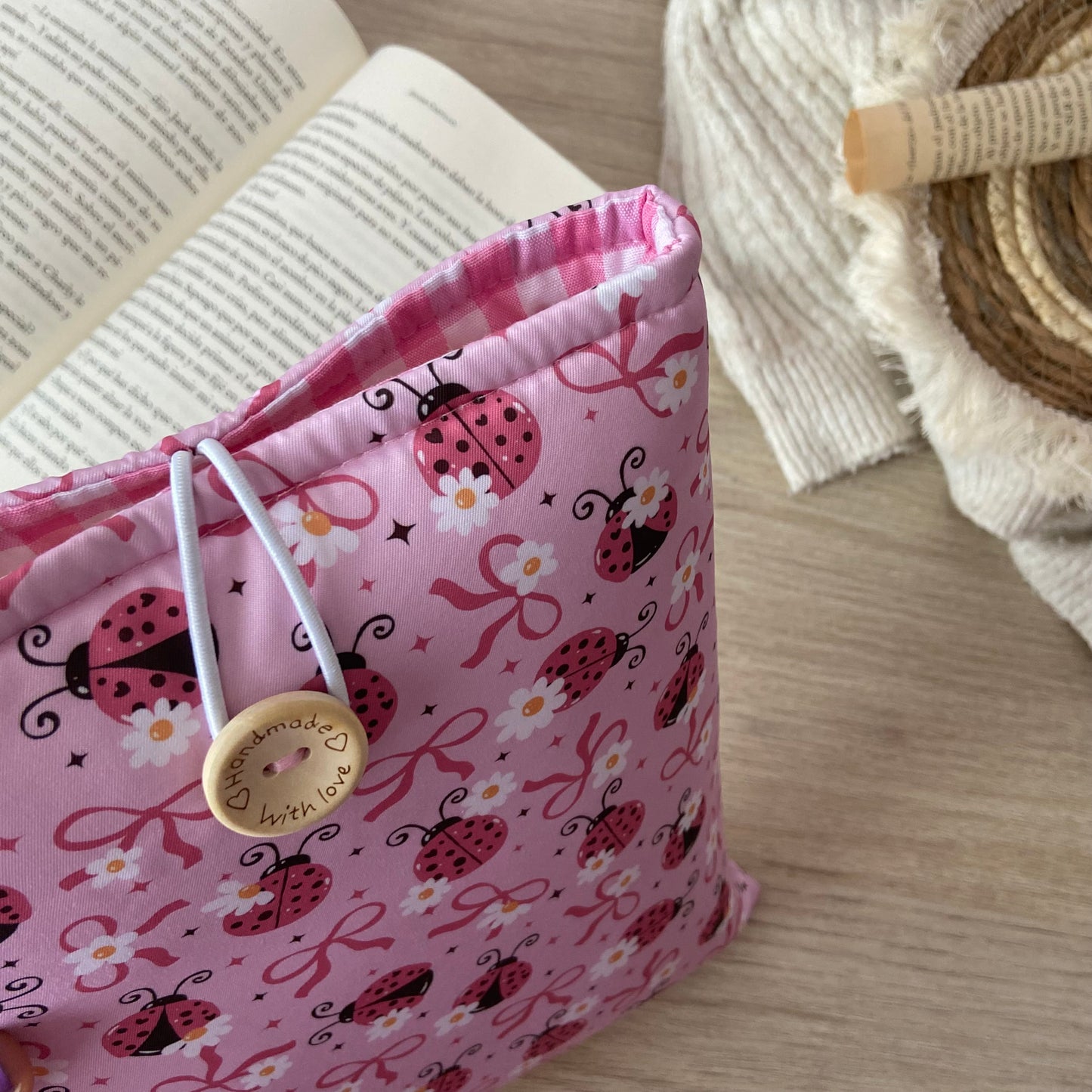 Funda literaria mariquitas en rosa