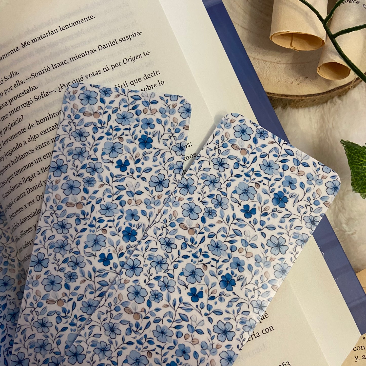 Marcapáginas flores en azul